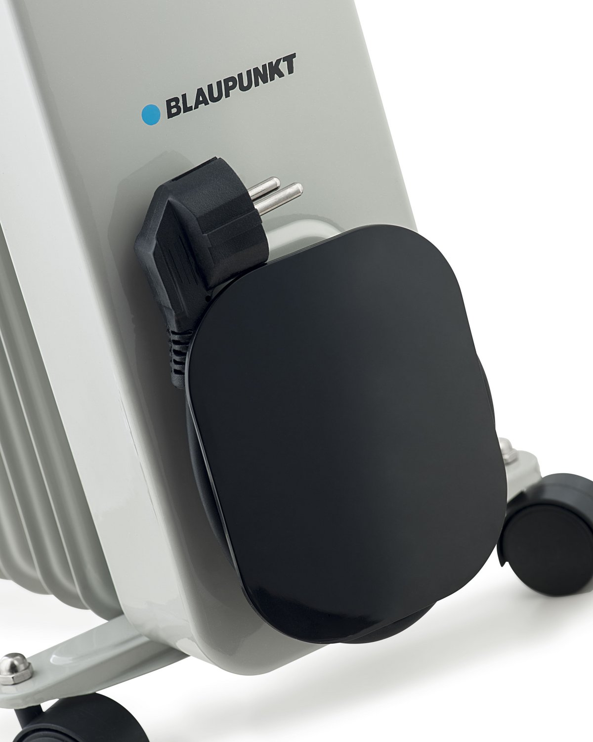 Zbliżenie na tył jasno szarego grzejnika olejowego z czarnym przewodem zasilającym.