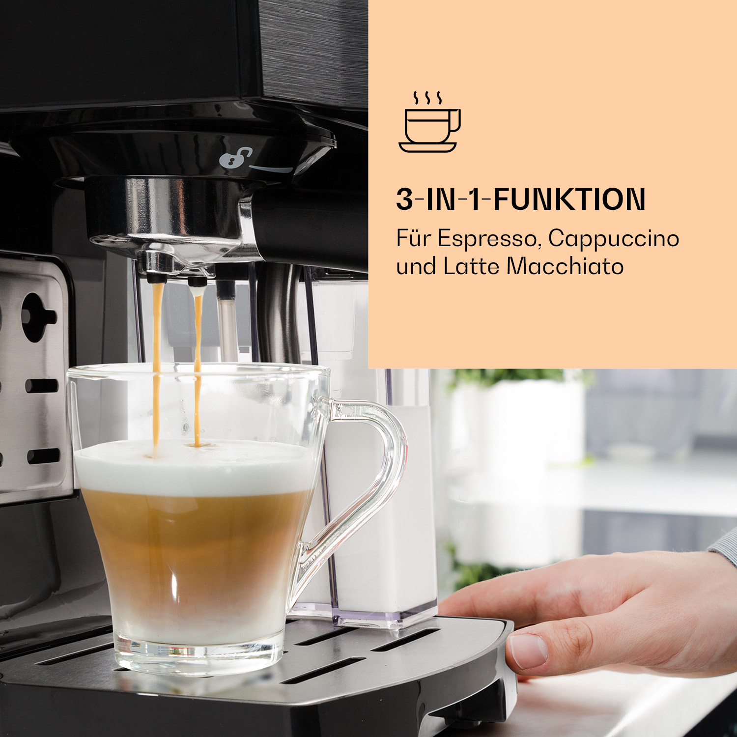 Espressomaschine gibt Kaffee in Glas aus. Text: 3-in-1-Funktion für Espresso, Cappuccino und Latte Macchiato.