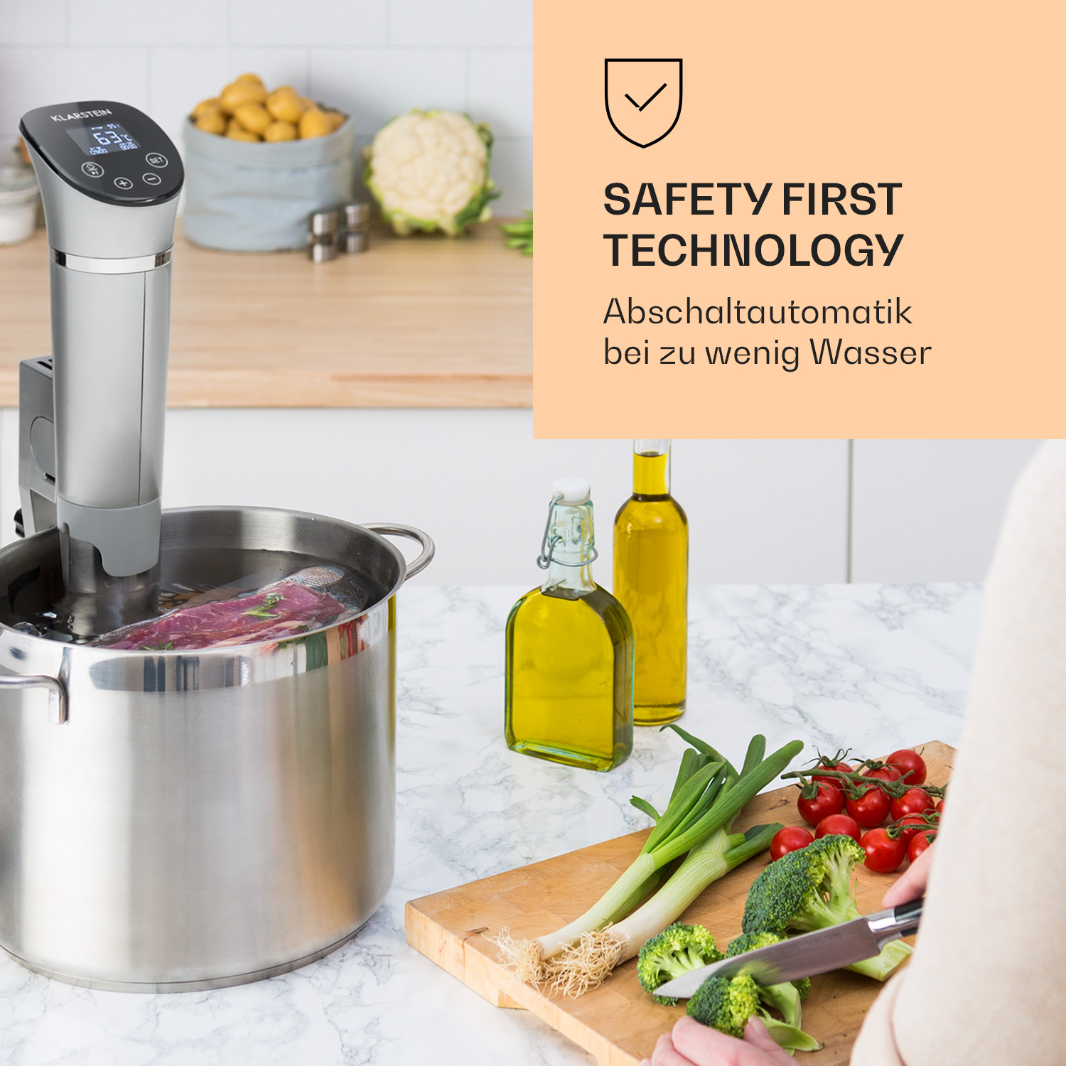 Una persona cucina con un circolatore a immersione argentato. Ingredienti e testo visibili.