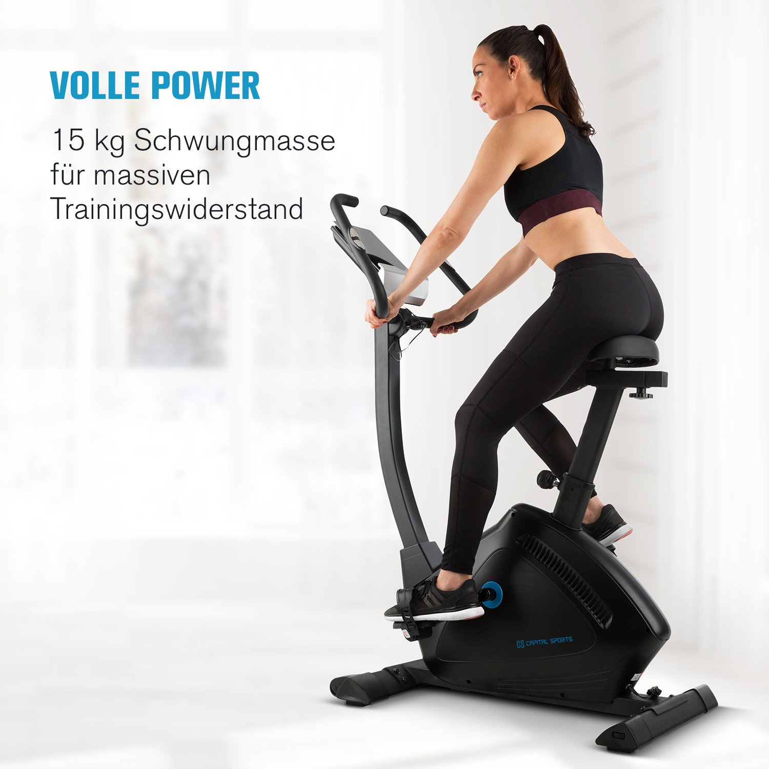 Frau benutzt ein Heimtrainer. Text: 15 kg Schwungmasse für massiven Trainingswiderstand.
