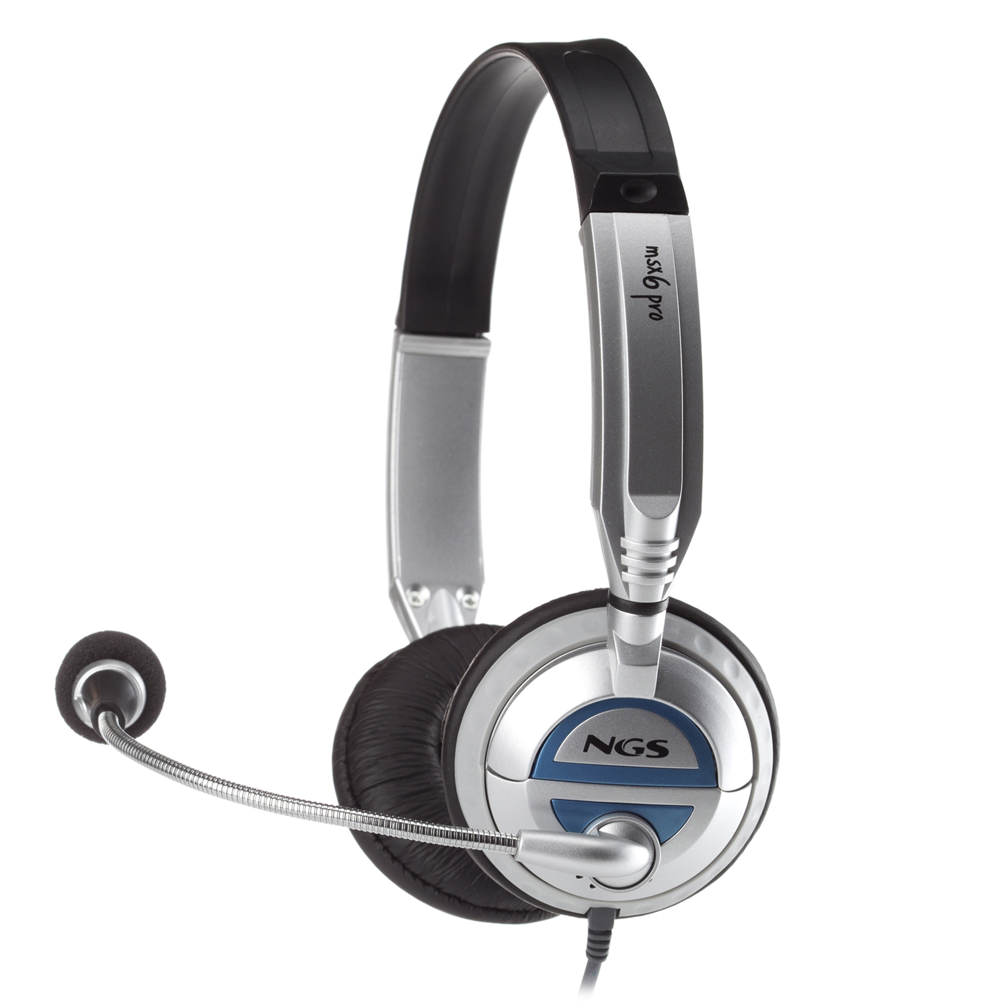 Auriculares plateados y negros con micrófono, sobre fondo blanco.