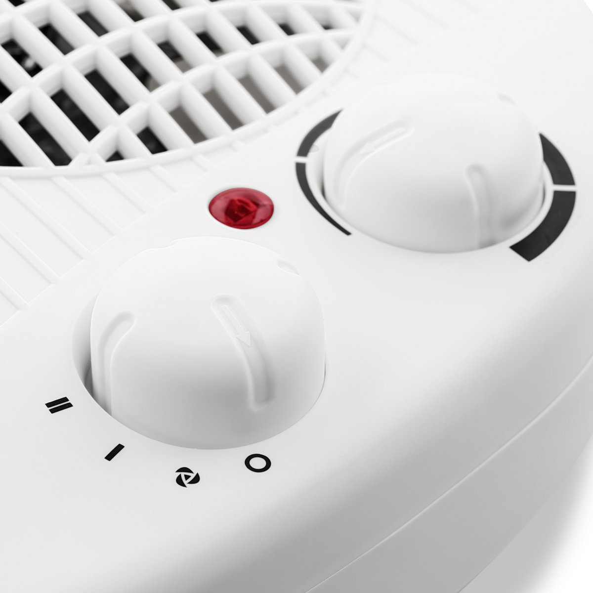 Panel de control de ventilador blanco con perillas y luz roja.
