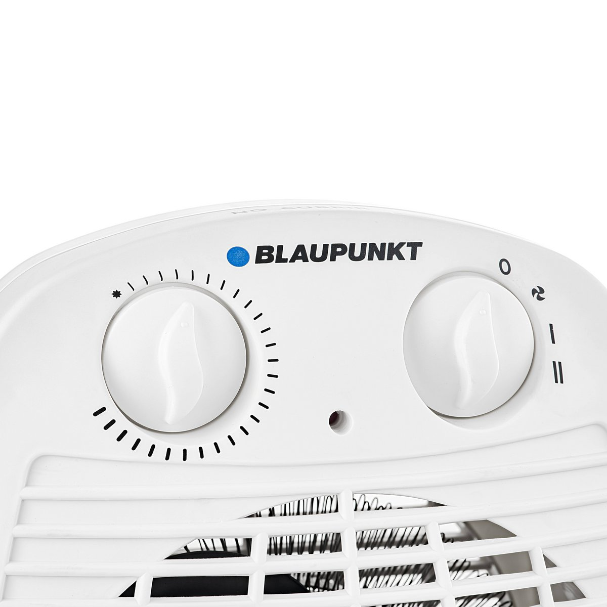 Un primo piano di un ventilatore Blaupunkt bianco con due manopole di controllo e una protezione per la ventola.