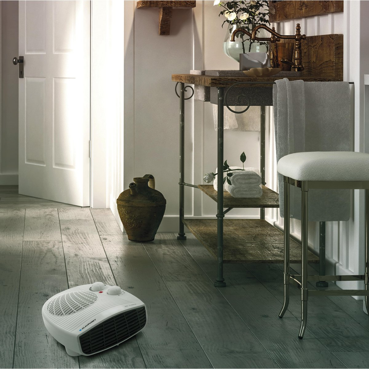 Escena de baño: Calentador blanco en piso de madera, lavabo con decoración, puerta blanca a la izquierda, silla a la derecha.