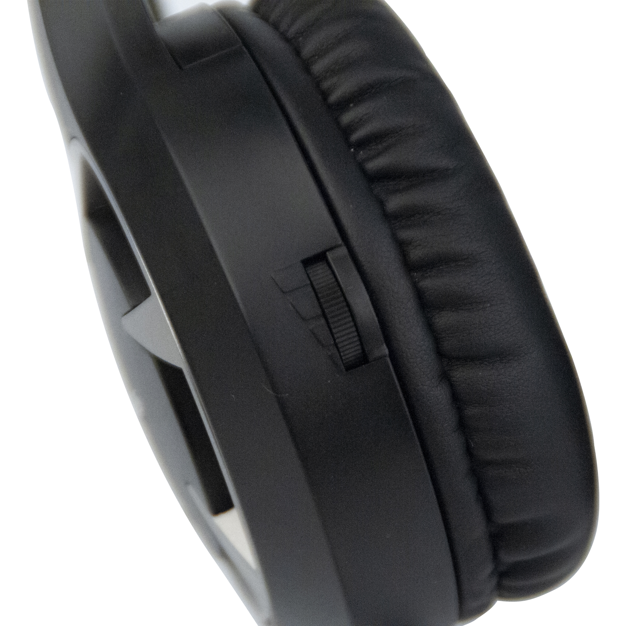 Widok z boku czarnych słuchawek. Widoczne pokrętło głośności. Białe tło.