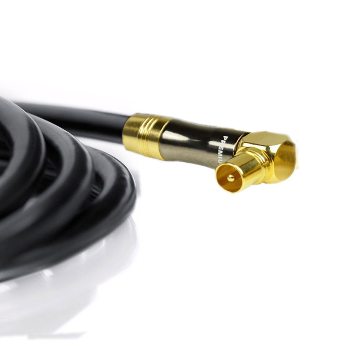 Schwarz-goldener Koaxialkabelanschluss, isoliert auf weißem Hintergrund. Das Kabel ist aufgerollt.