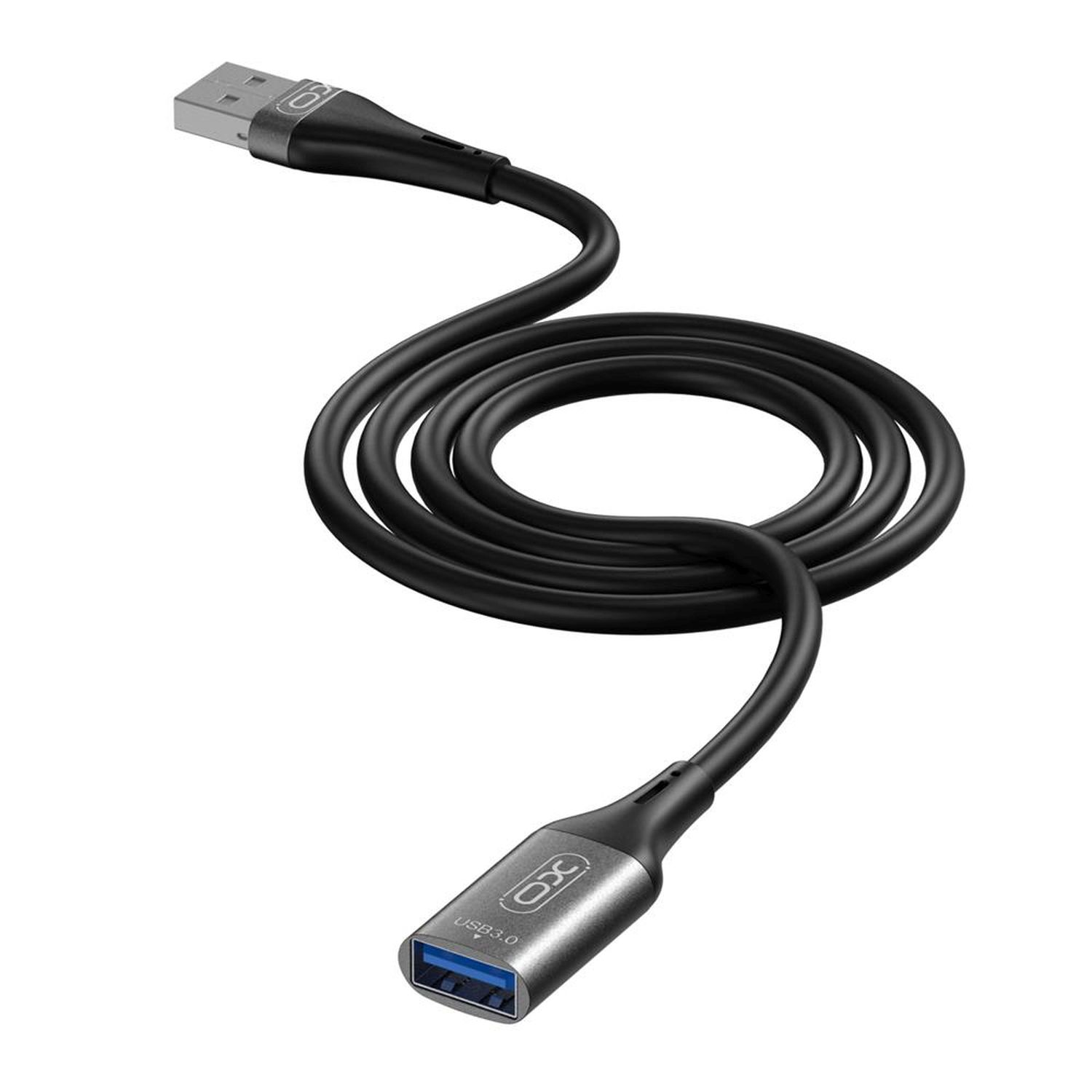 Schwarzes USB 3.0-Kabel mit einem USB-A- und einem USB-C-Anschluss. Es ist auf weißem Hintergrund gekräuselt.