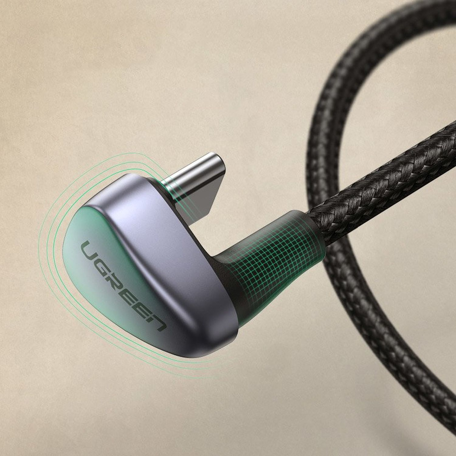Ein schwarzes UGREEN USB-Kabel, das den abgewinkelten Stecker und das geflochtene Kabel zeigt.