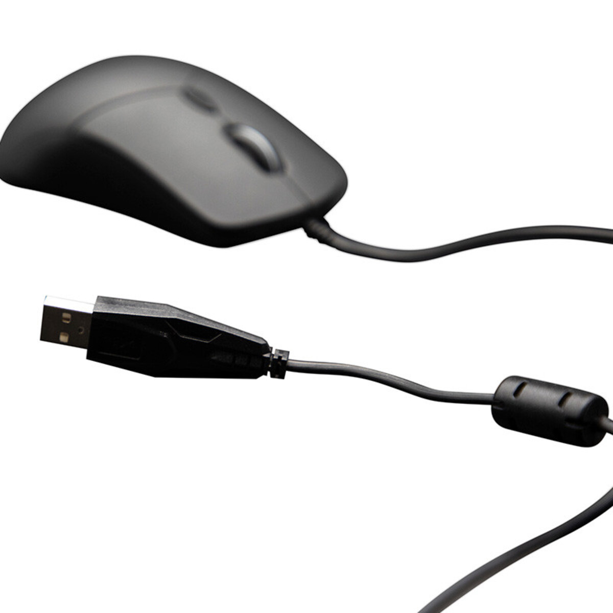 Un mouse per computer nero con due pulsanti e un connettore USB. Il cavo è anch'esso nero.