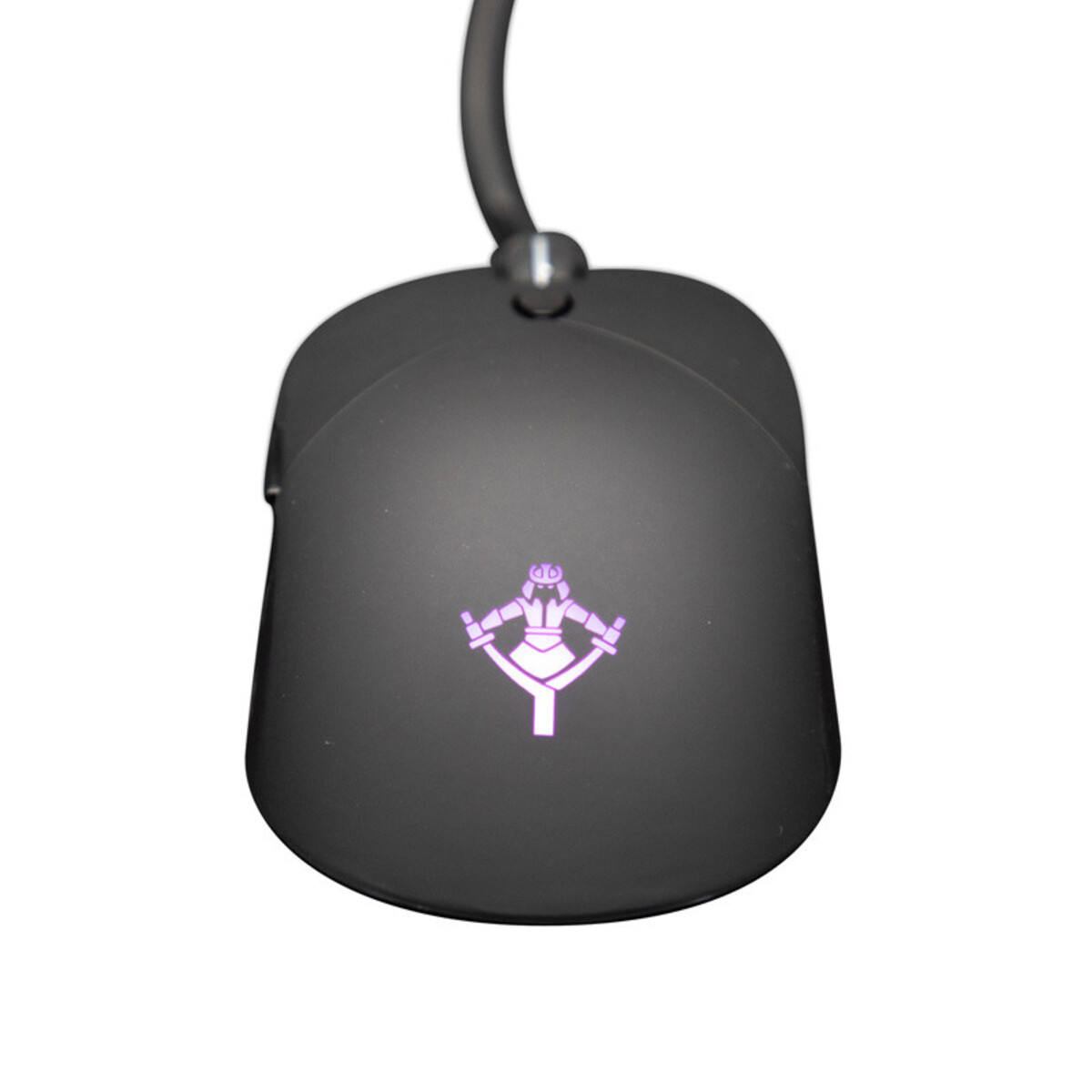 Mouse per computer nero con logo illuminato. Il logo è una figura stilizzata con spade.