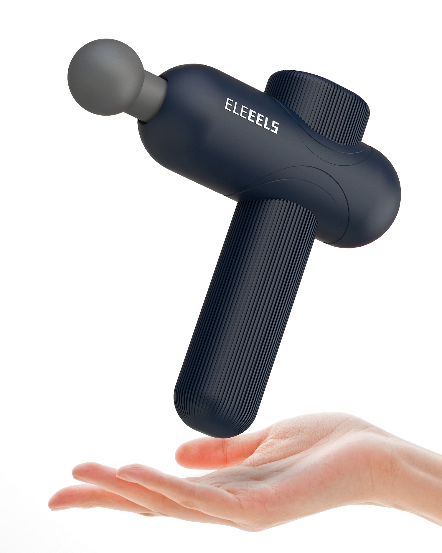 Eine dunkelblaue Massagepistole wird über einer Hand gehalten. Der Markenname ist EEEELS.