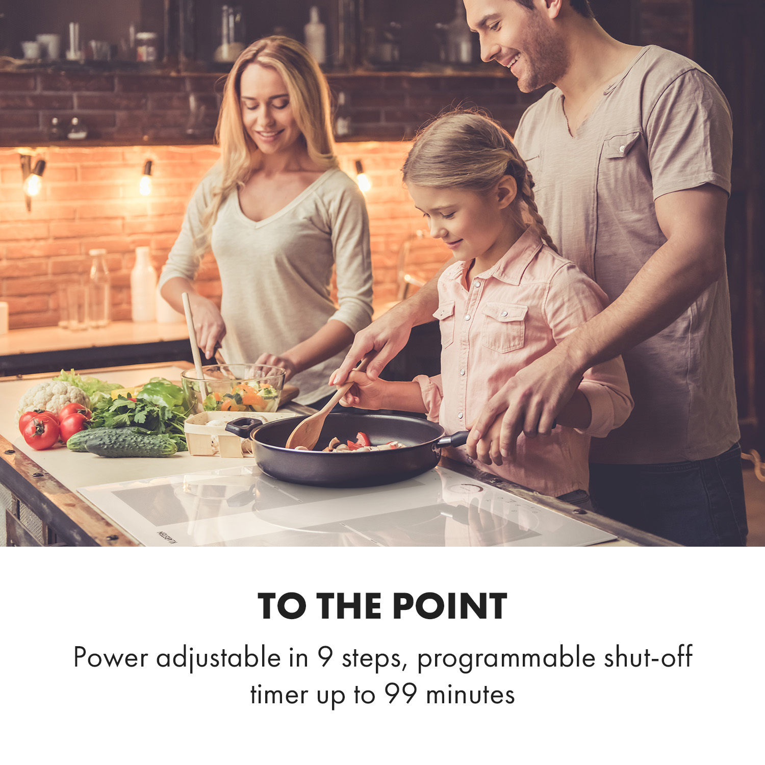 Una familia cocina junta en una cocina. Una niña revuelve comida en una sartén. Verduras en la mesa.