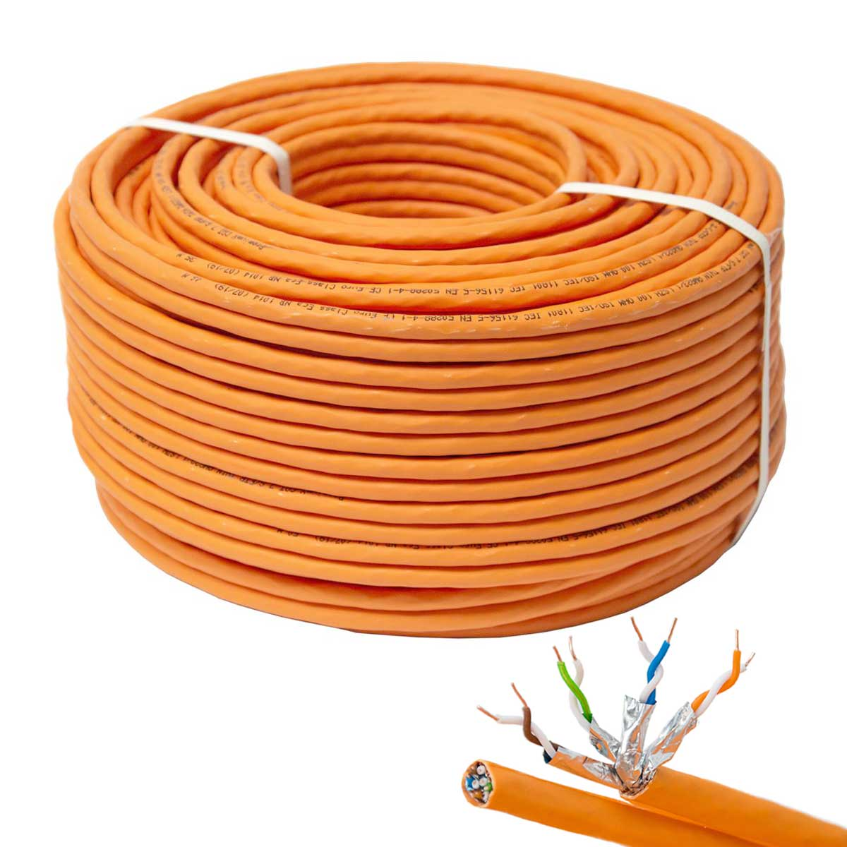 Oranges Netzwerkkabel aufgerollt, mit Drahtanschluss. Weißer Hintergrund.
