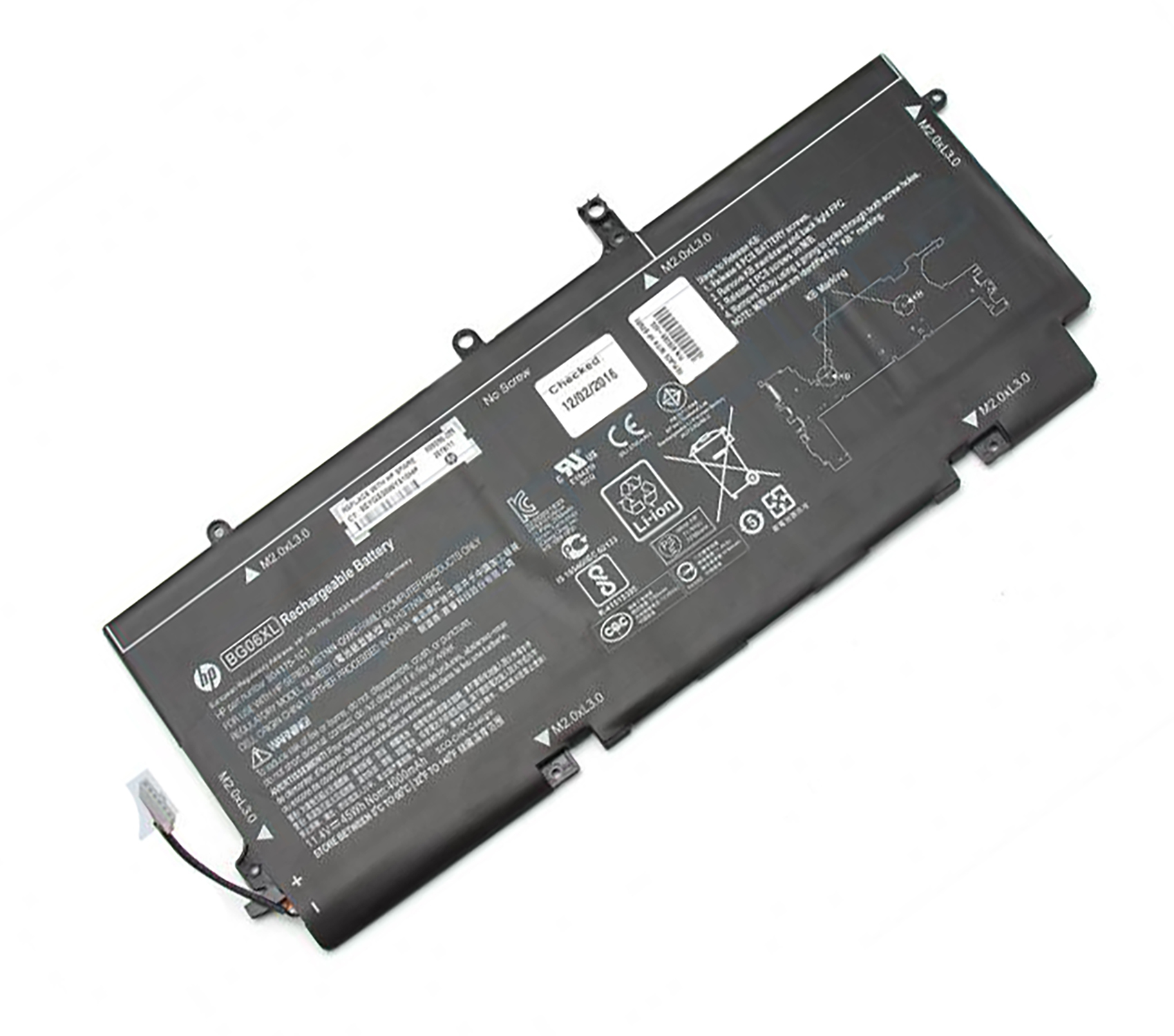 Schwarzer rechteckiger Laptop-Akku mit Etiketten. Enthält Informationen und Warnungen. Weißer Hintergrund.