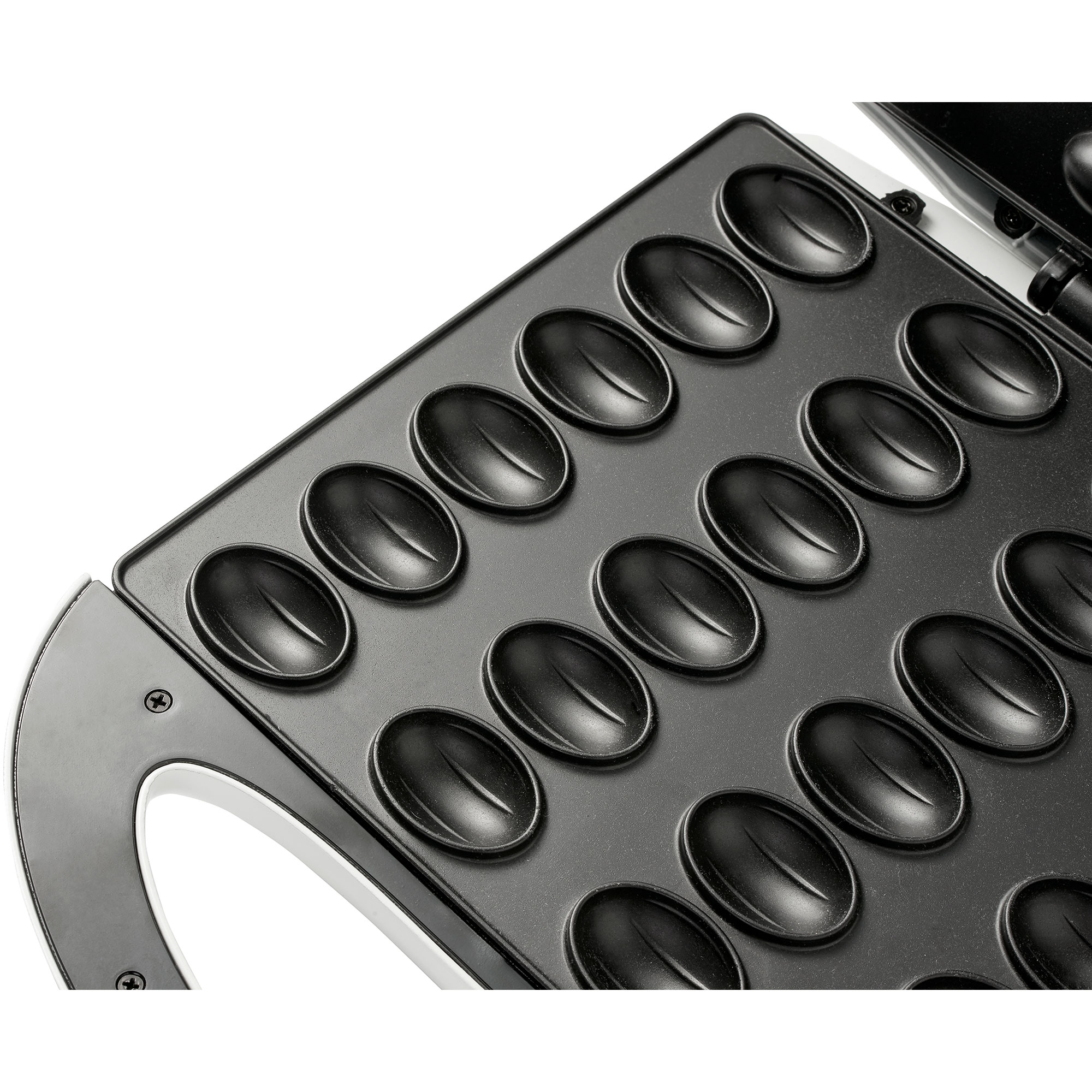 Otwarta gofrownica, z 20 owalnymi formami do pieczenia. Czarna powierzchnia, uchwyt po lewej, na białym tle.