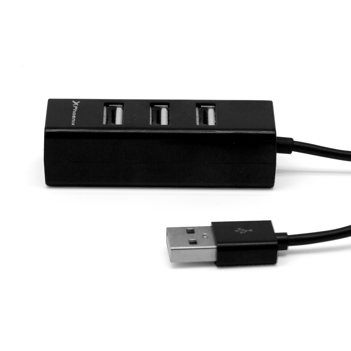 Concentrador USB negro con 3 puertos y un cable conector USB. Contra un fondo blanco.