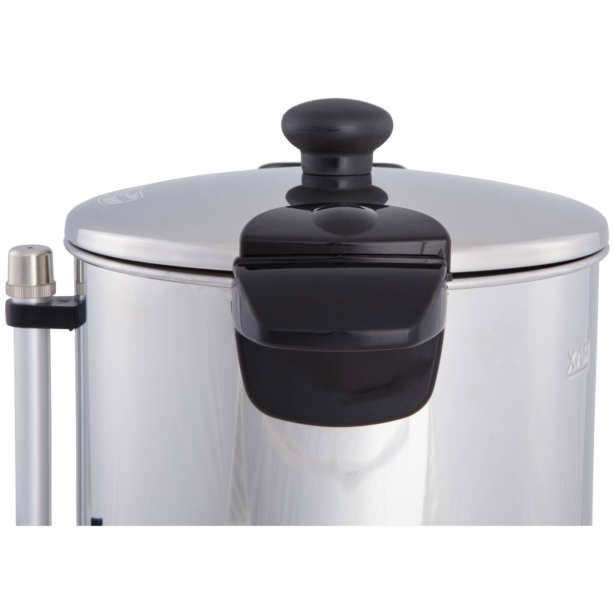 Nahaufnahme eines Edelstahl-Kaffeeautomaten mit schwarzem Griff und Deckel.