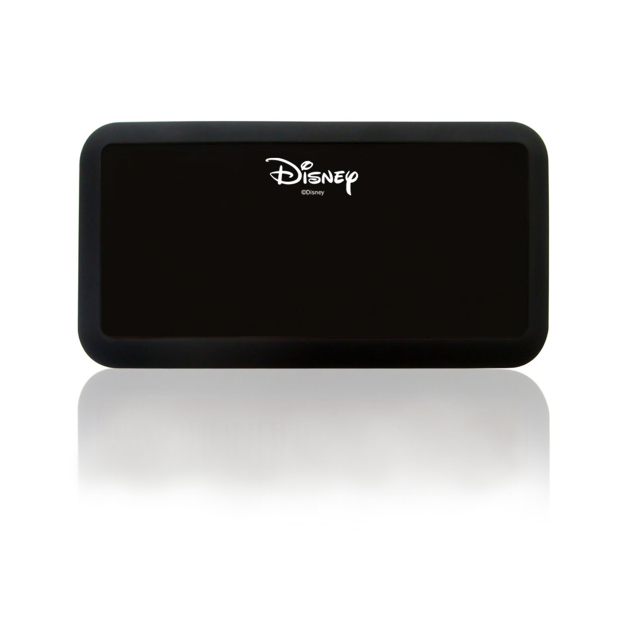 Prodotto nero con il logo Disney riflesso su superficie bianca.