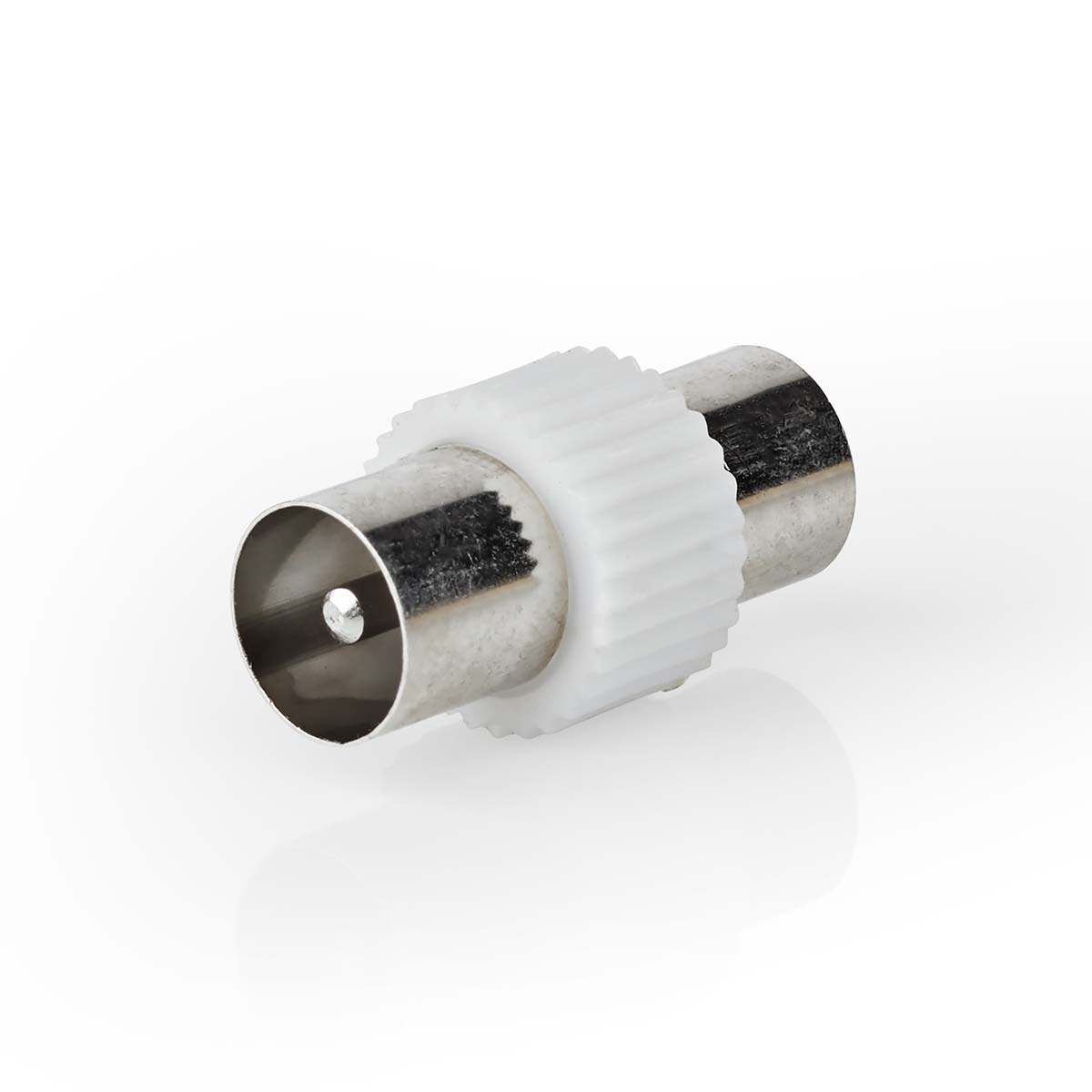 Weiß-silberner Koaxialkabel-Stecker auf weißem Hintergrund.