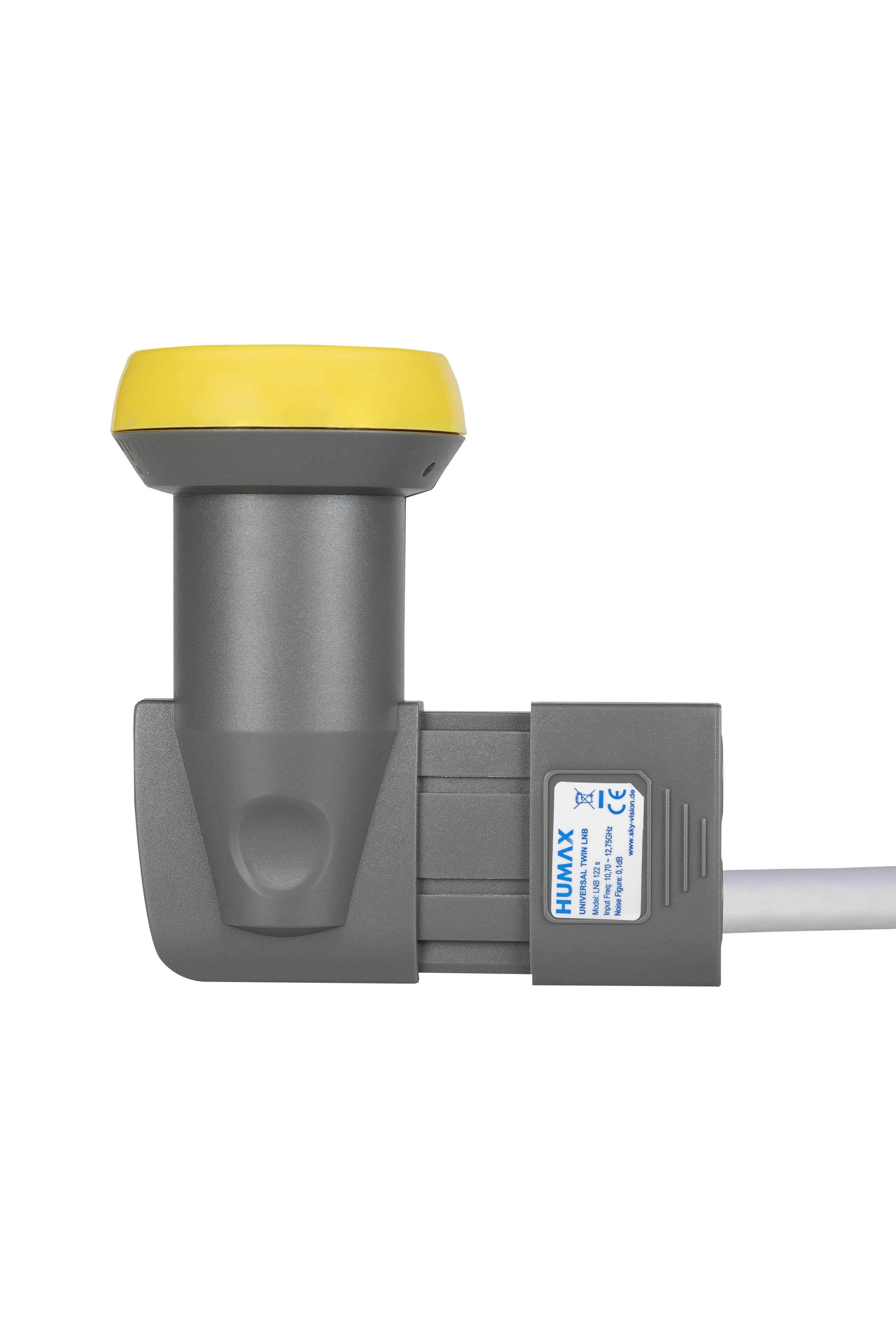 Satelliten-LNB mit gelber Abdeckung. Er ist an einem grau-weißen Stecker befestigt.