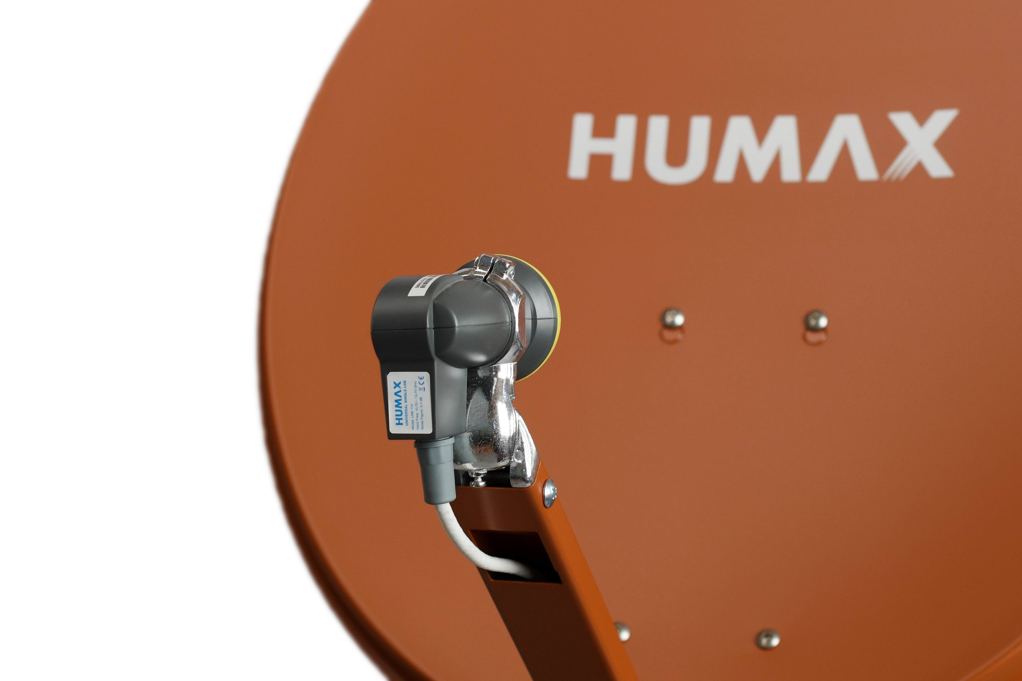 Satellitenschüssel, braun, mit HUMAX-Logo und Nahaufnahme des Empfängers.