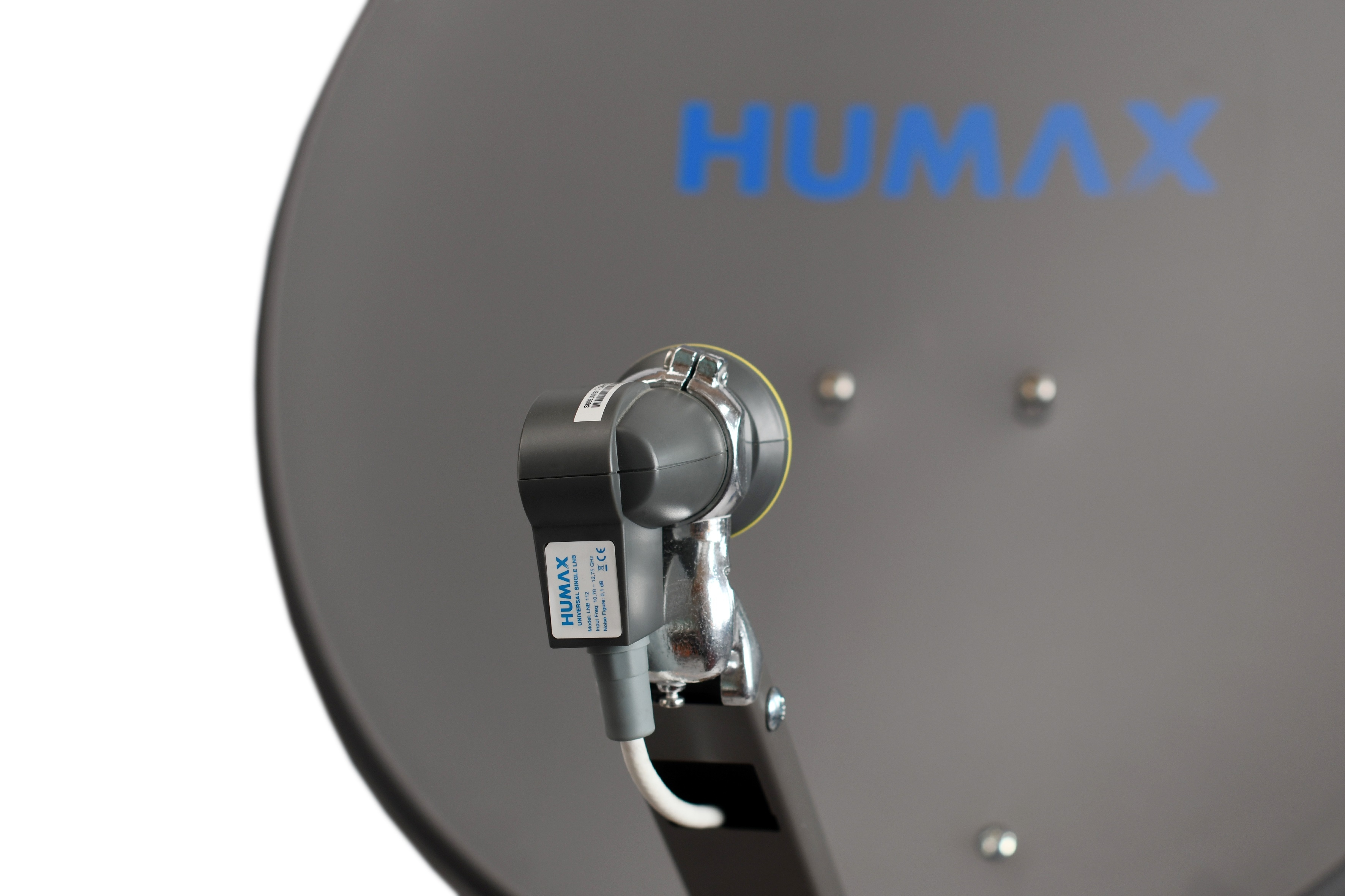 Nahaufnahme einer Satellitenschüssel mit HUMAX-Logo.