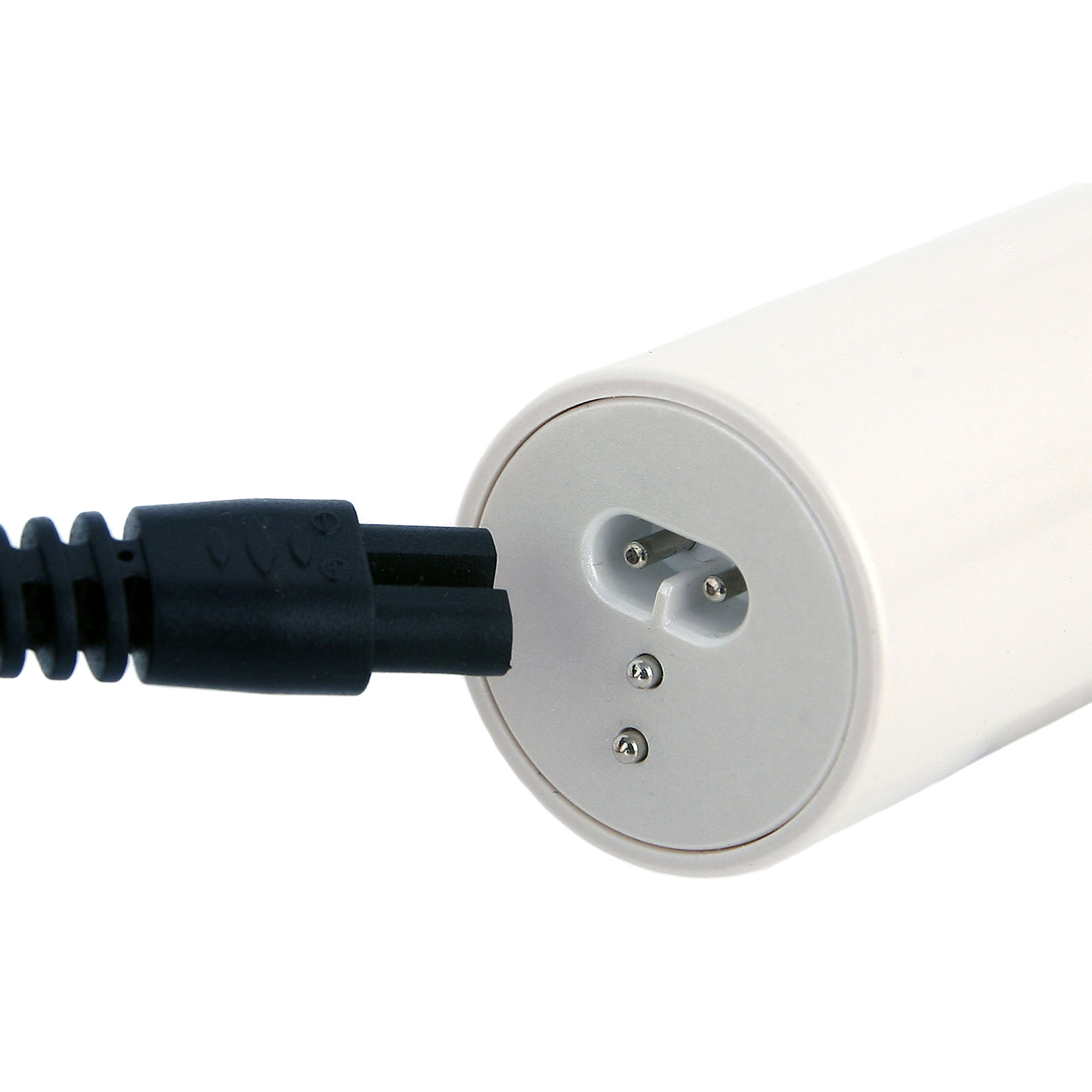 Weißes Netzkabel mit schwarzem Stecker und weißem Netzteil.