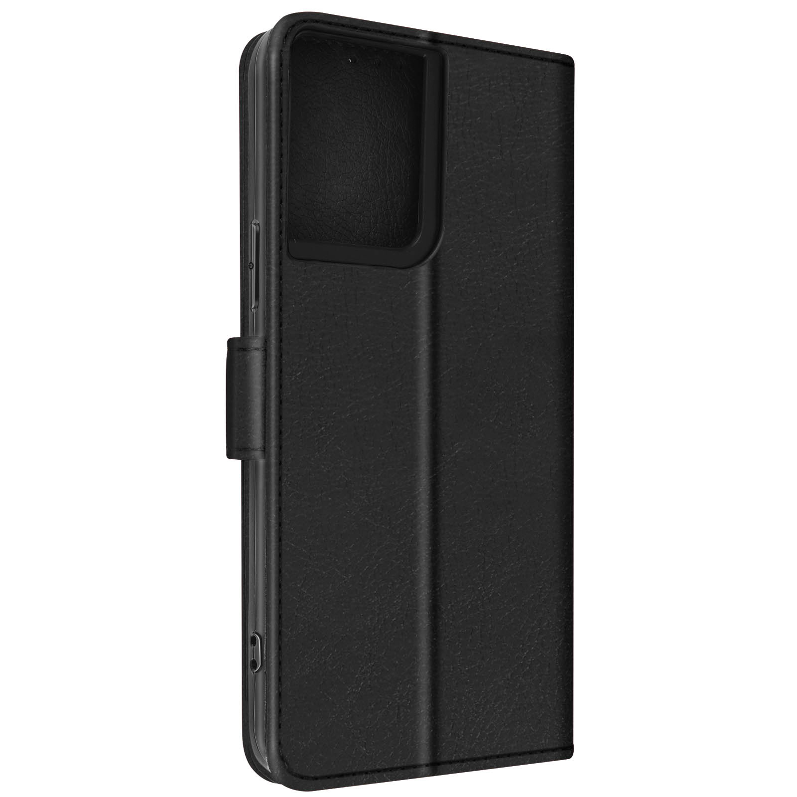 Zwarte leren telefoonhoes gesloten. Verticaal aanzicht. Voorzien van een camera-uitsparing en magnetische sluiting.