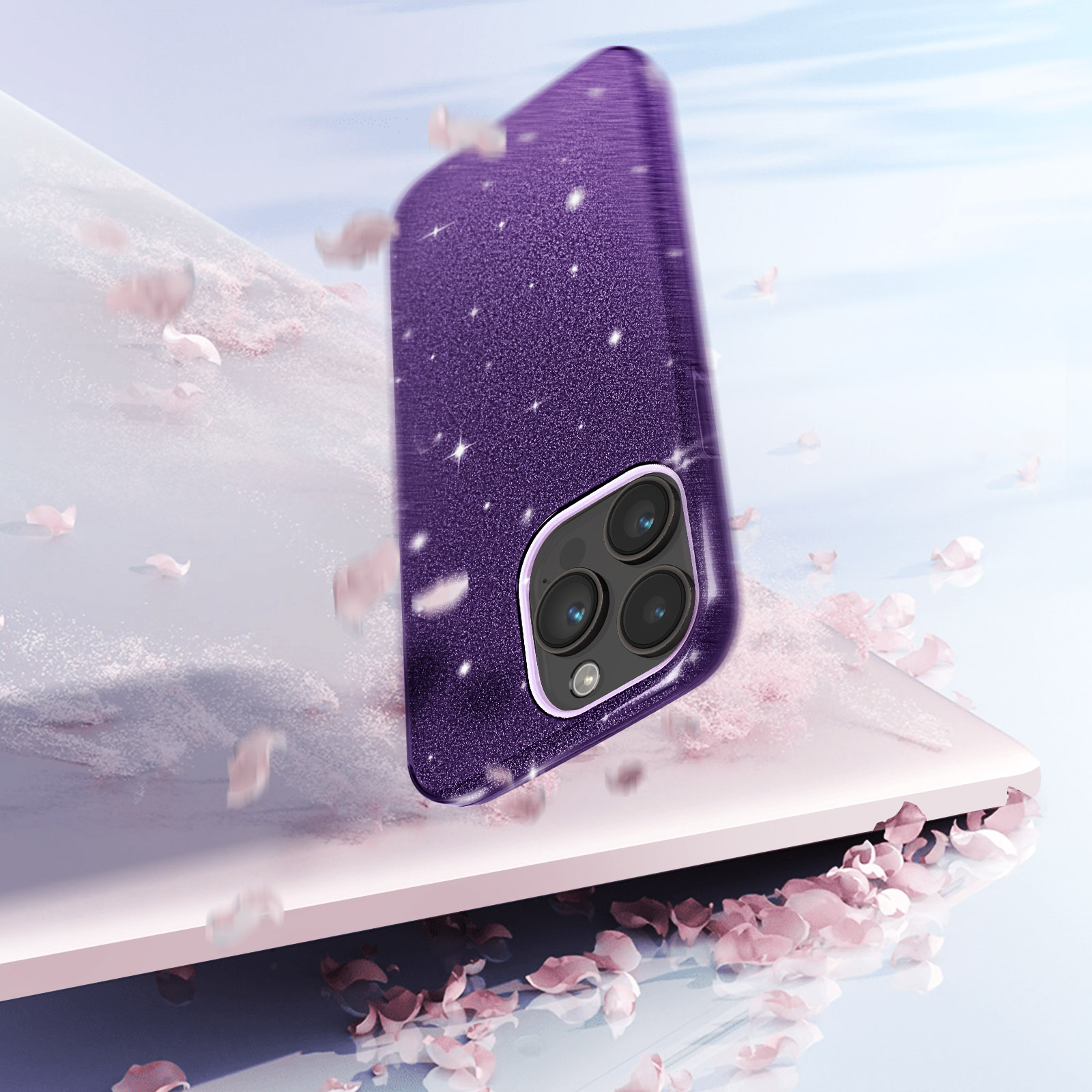 Custodia per telefono viola con glitter, angolata. Petali rosa sullo sfondo.