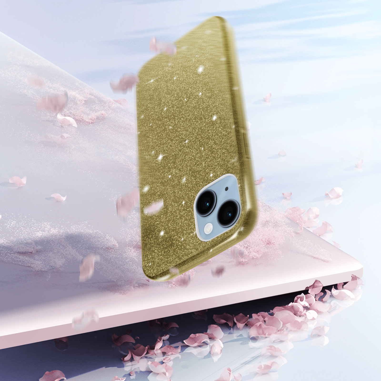 Coque de téléphone dorée pailletée avec découpes caméra, flottant avec pétales de fleurs qui tombent.