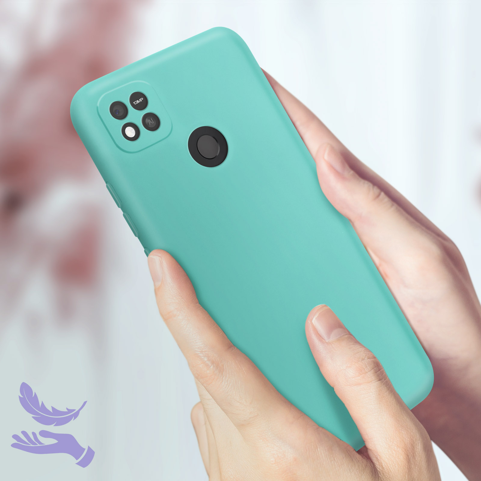 Personne tenant une coque de téléphone vert d'eau. Mains, coque et arrière-plan.
