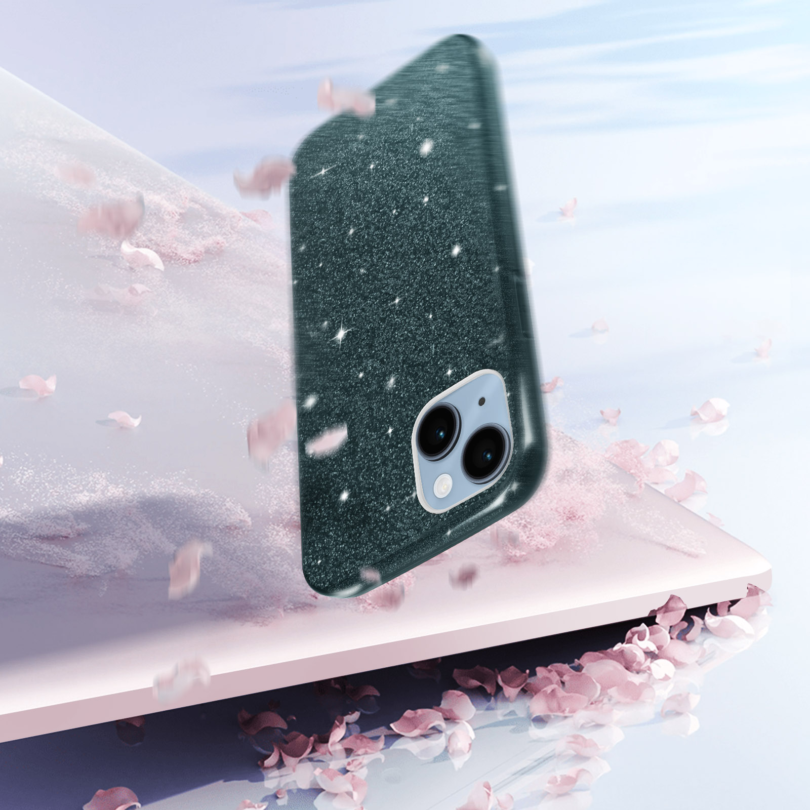 Una custodia per telefono turchese che cade con brillantini, circondata da petali di fiori rosa.