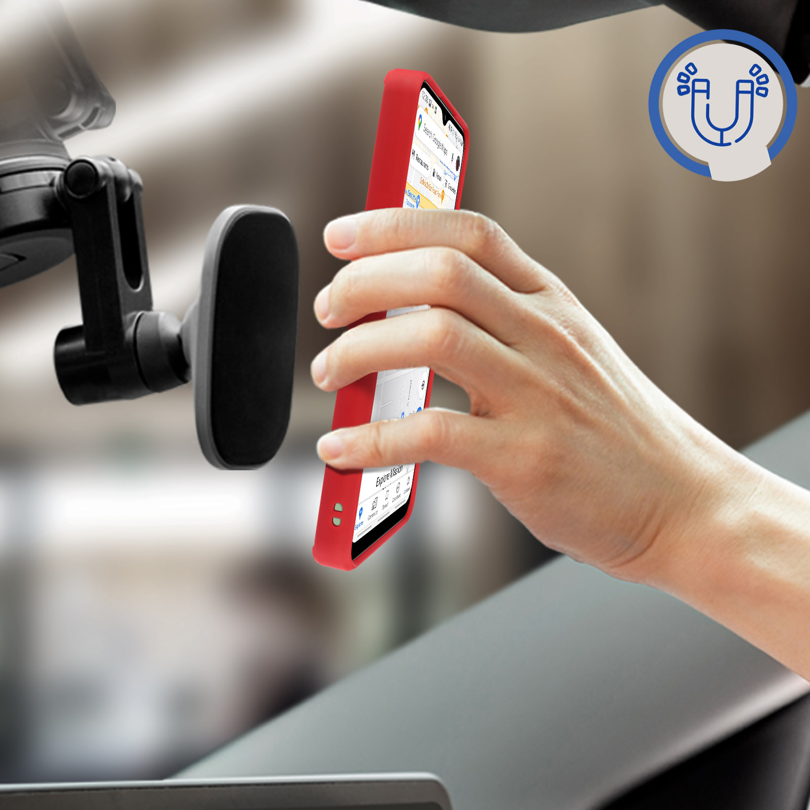 Mano che tiene una custodia rossa per telefono a un supporto per auto. Il telefono mostra un'app di navigazione.