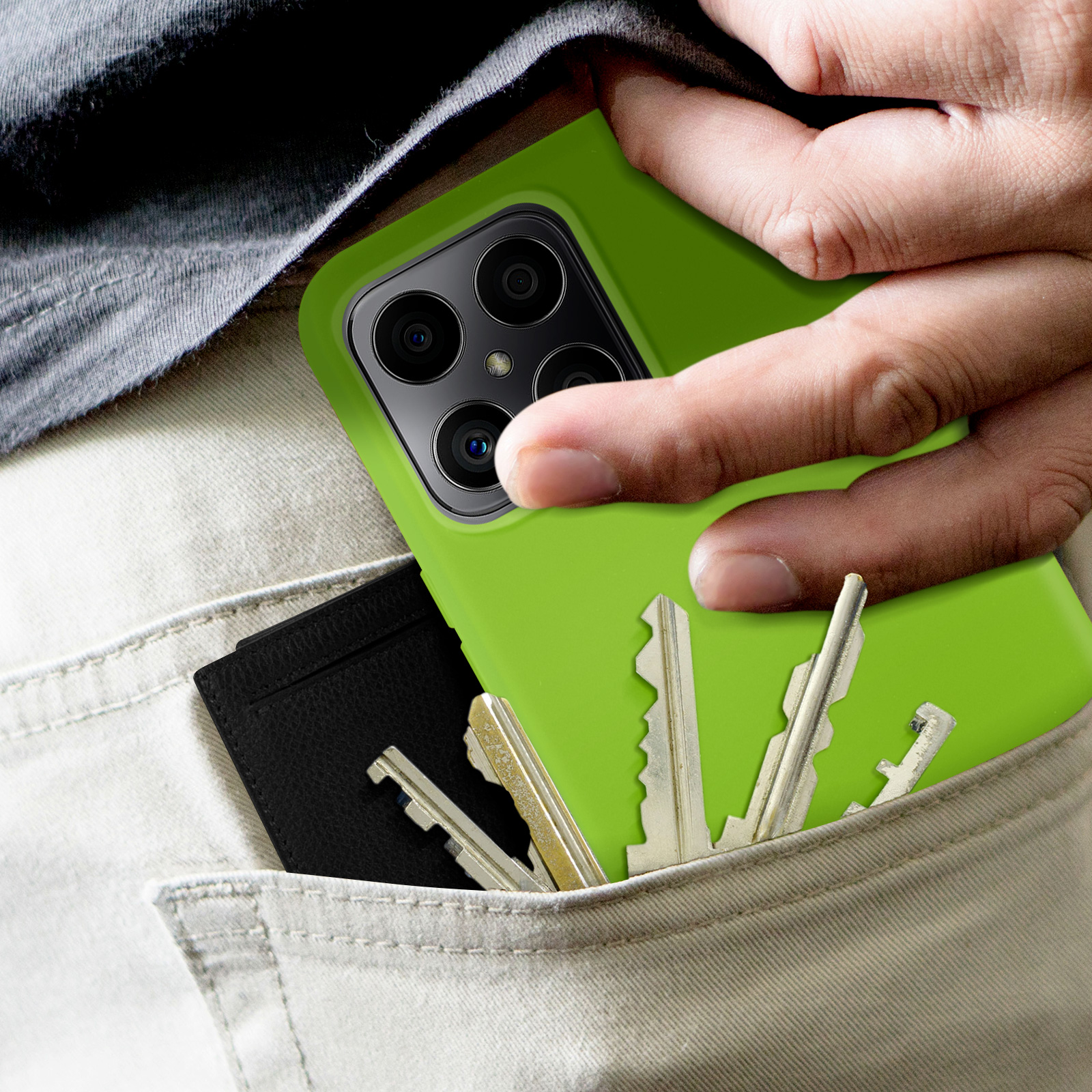 Una mano che tiene un telefono verde con chiavi e una carta in tasca.