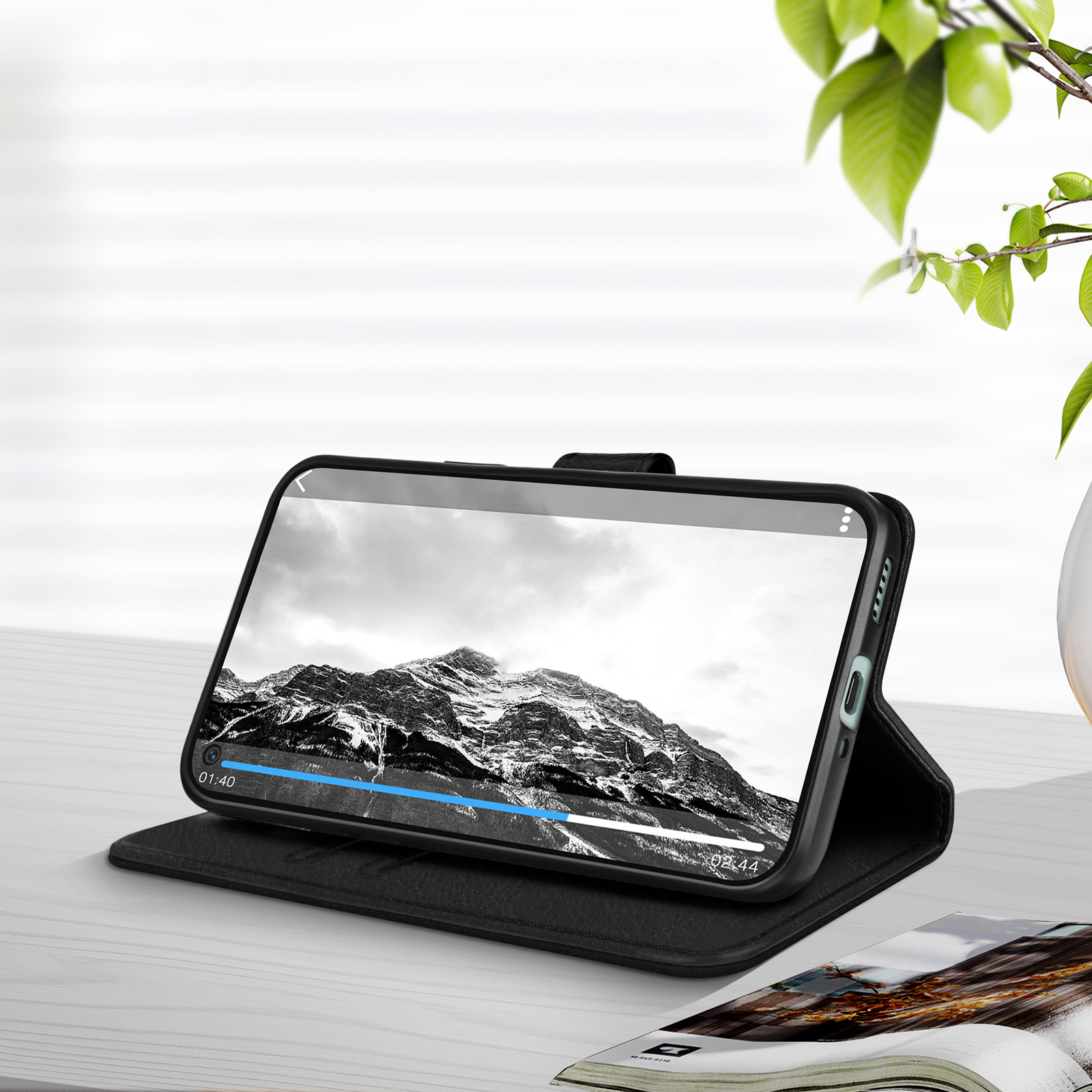 Eine schwarze Handyhülle mit einem Telefon, das eine schwarz-weiße Berglandschaft zeigt.