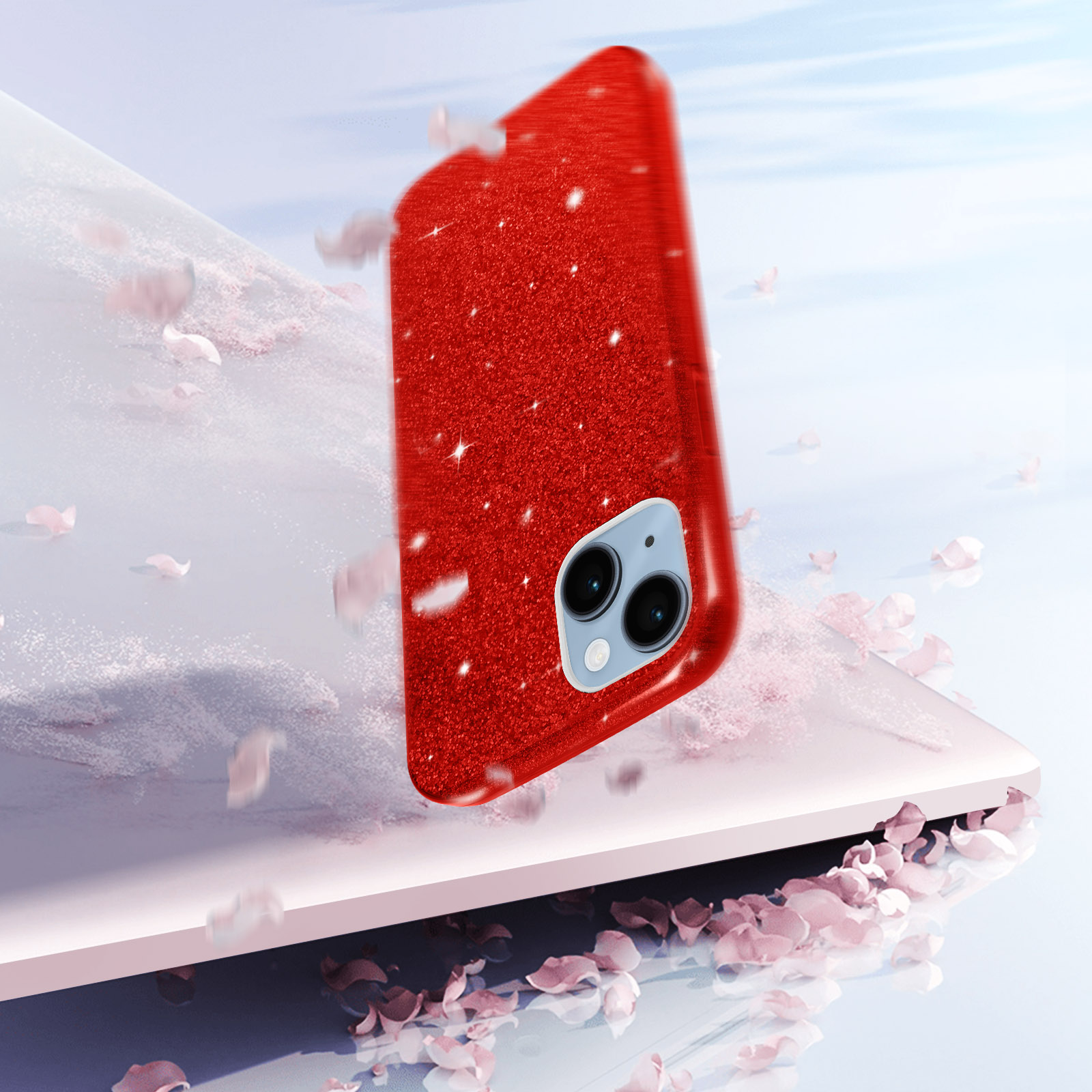Coque de téléphone rouge à paillettes sur une surface claire. Des pétales roses tombants sont visibles, créant un effet onirique.