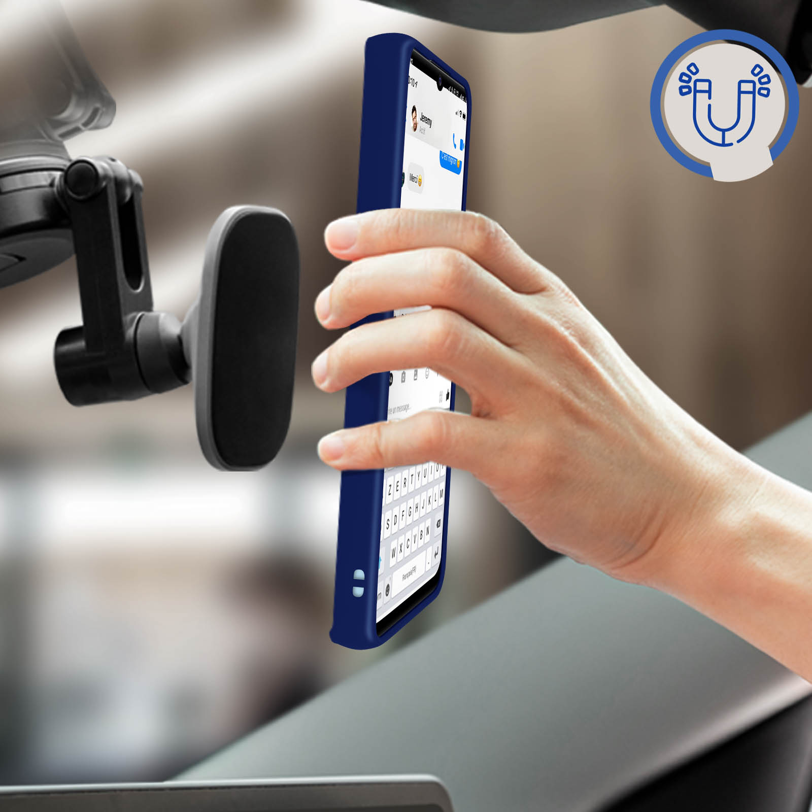 Una mano che tiene un telefono in una custodia blu su un supporto per auto.