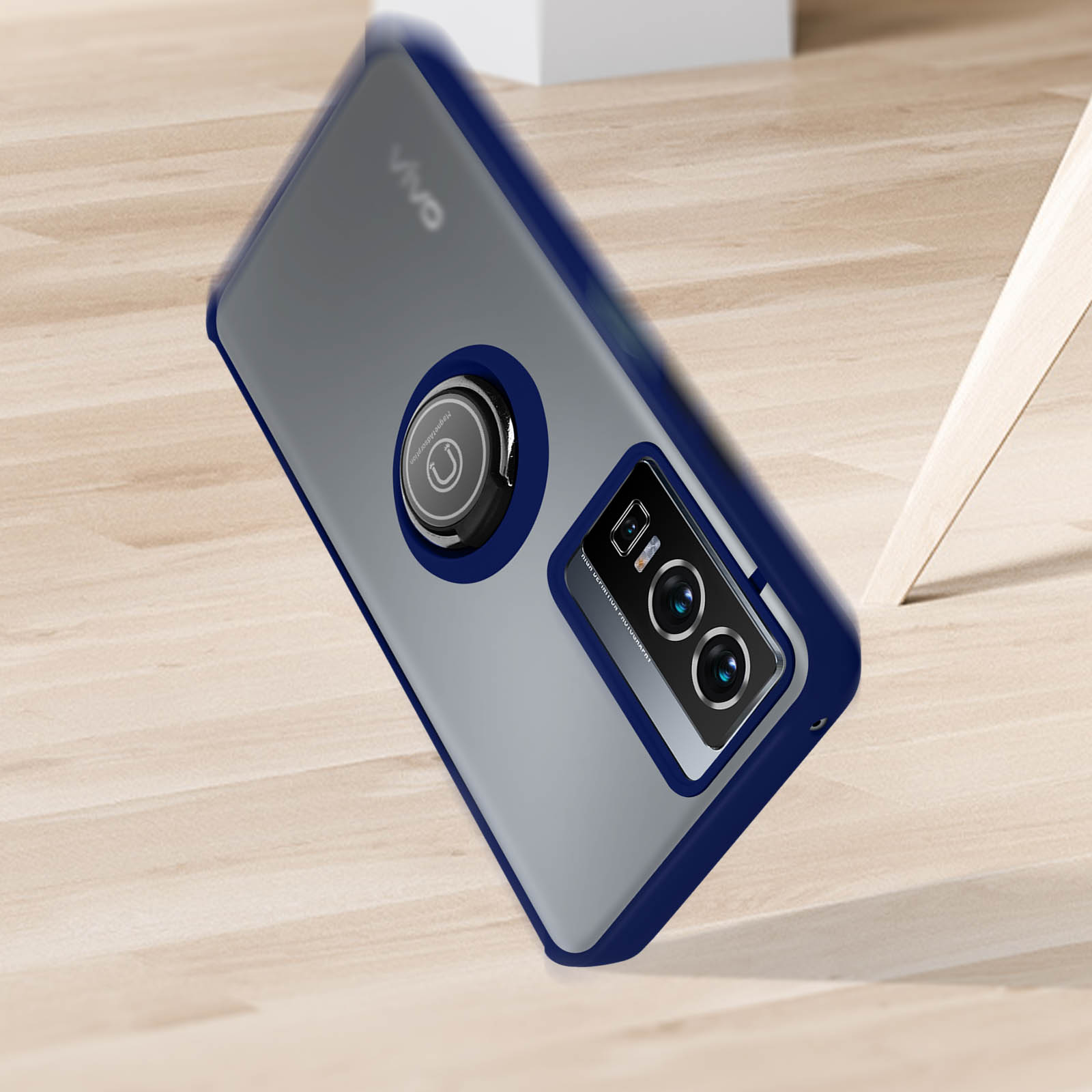 Una custodia per telefono con bordo blu e supporto ad anello integrato, su una superficie in legno.