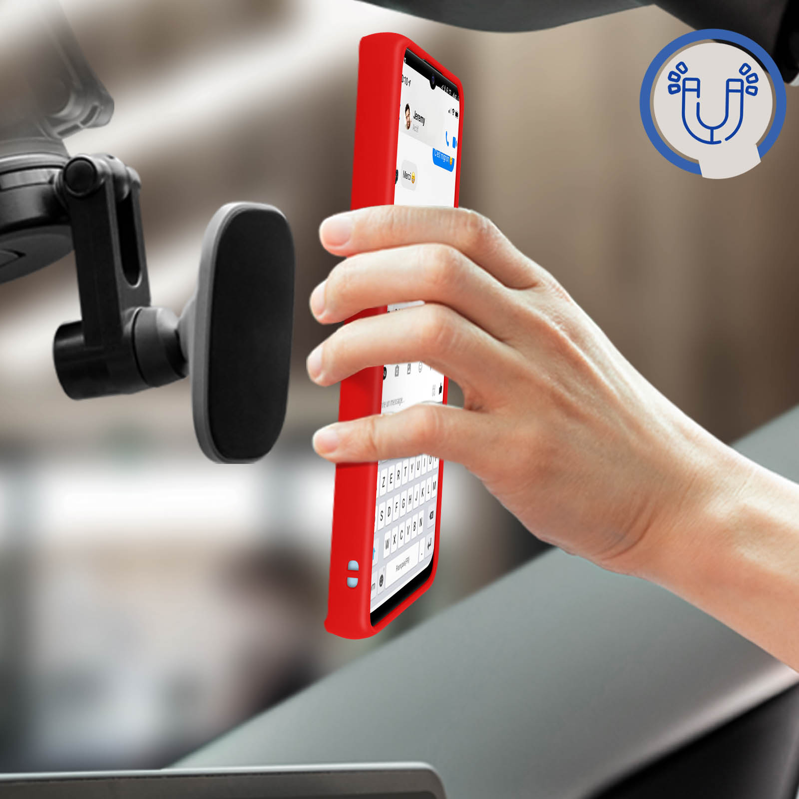 Un telefono rosso in una custodia è tenuto da una mano vicino a un supporto per telefono da auto.