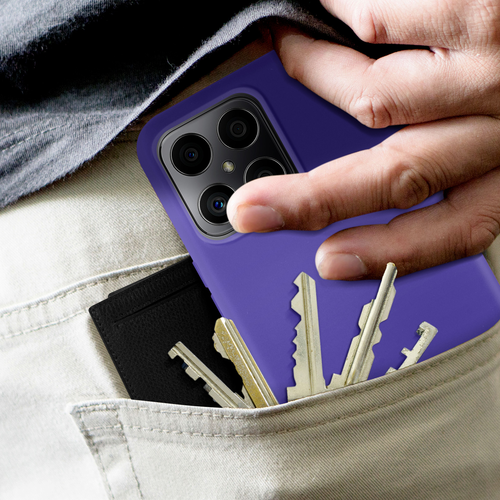 Una custodia viola per telefono in tasca con chiavi e un portacarte nero.