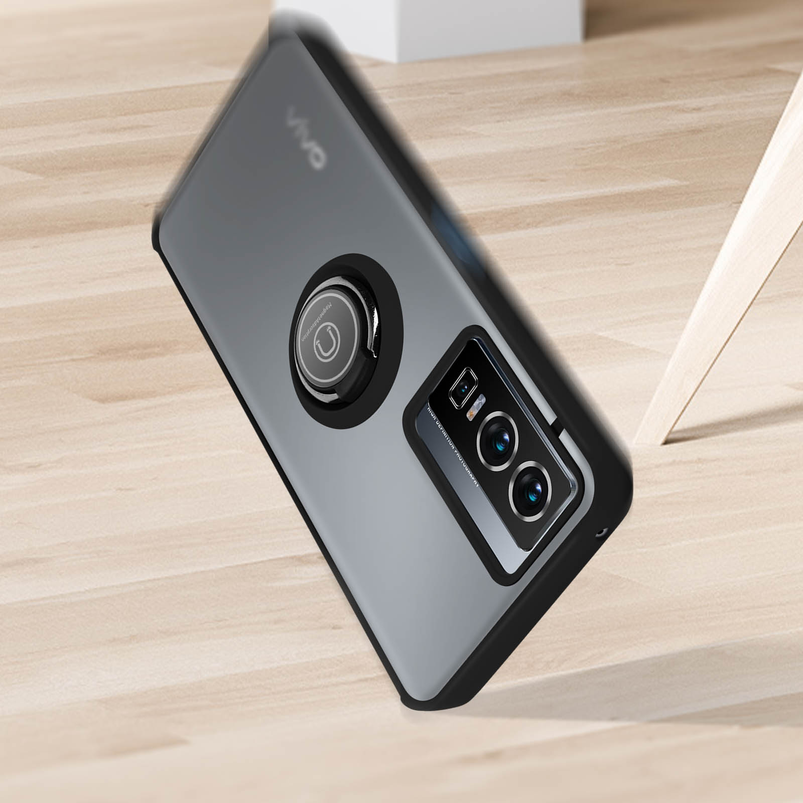Una custodia per telefono nera con un supporto ad anello argentato, una fotocamera a tripla lente e un bordo nero.
