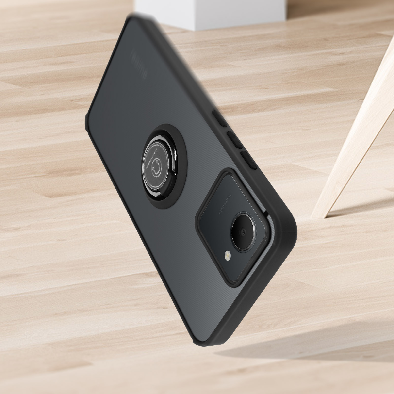 Custodia nera per telefono con anello, su superficie in legno con grafica.