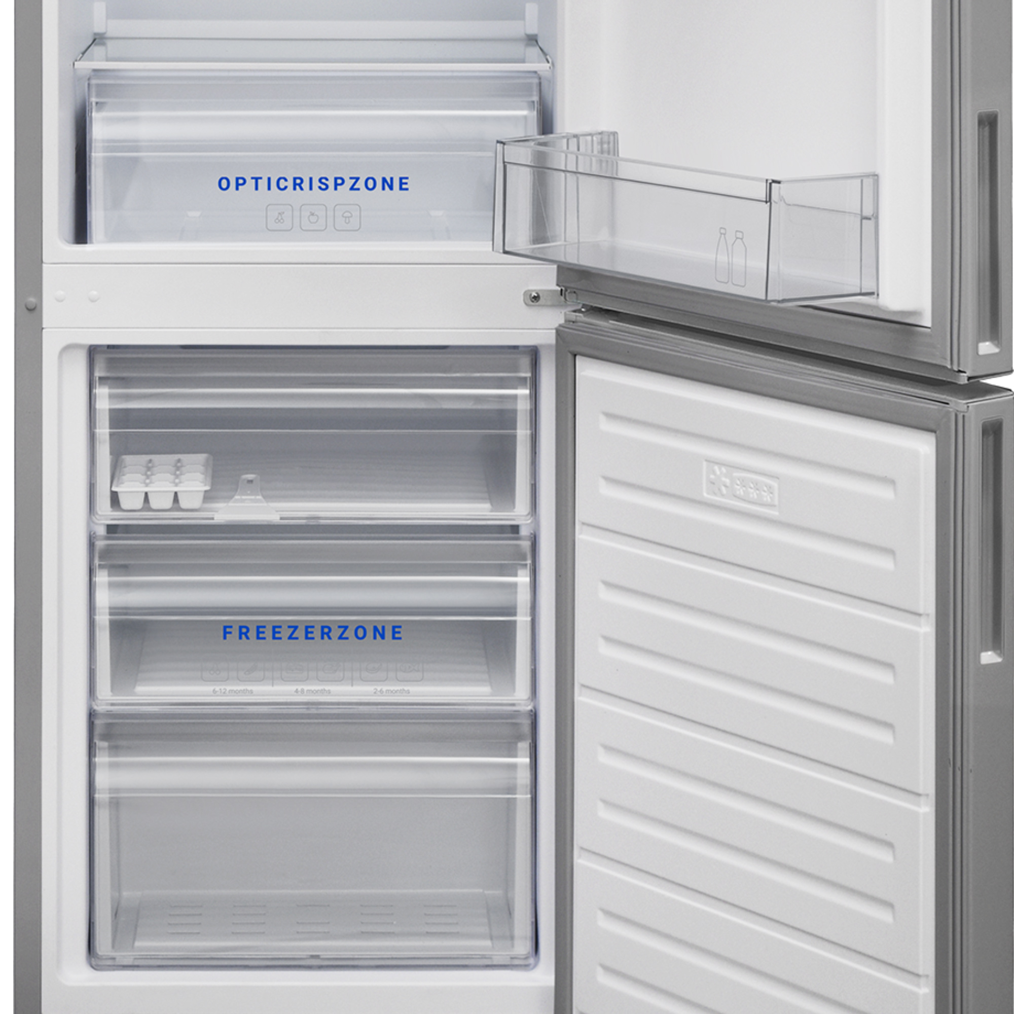Ein Kühlschrank mit geöffneten Türen. Der Innenraum zeigt Fächer, Schubladen und Etiketten.