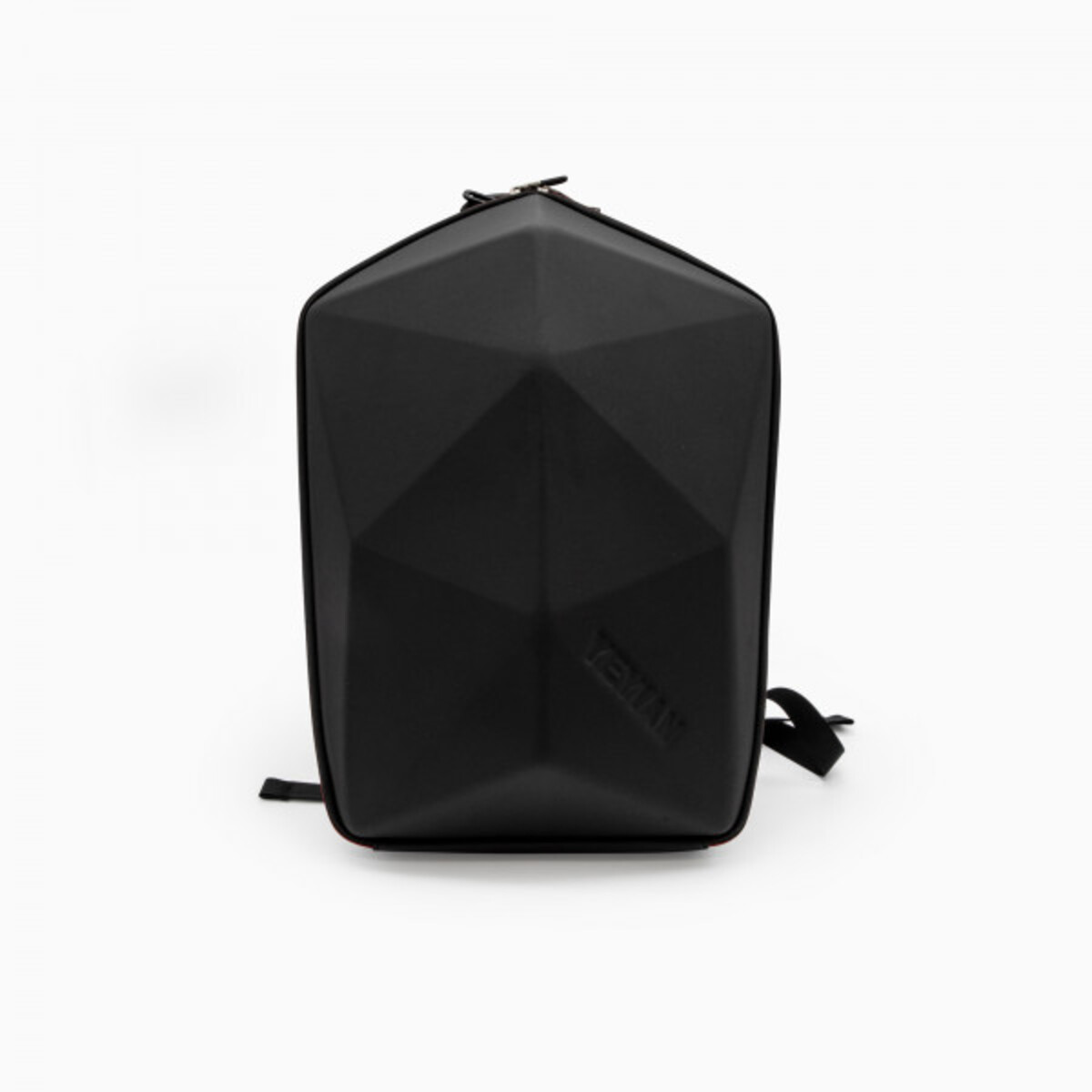 Mochila negra con diseño geométrico sobre fondo blanco. Tiene forma rígida y cremallera.