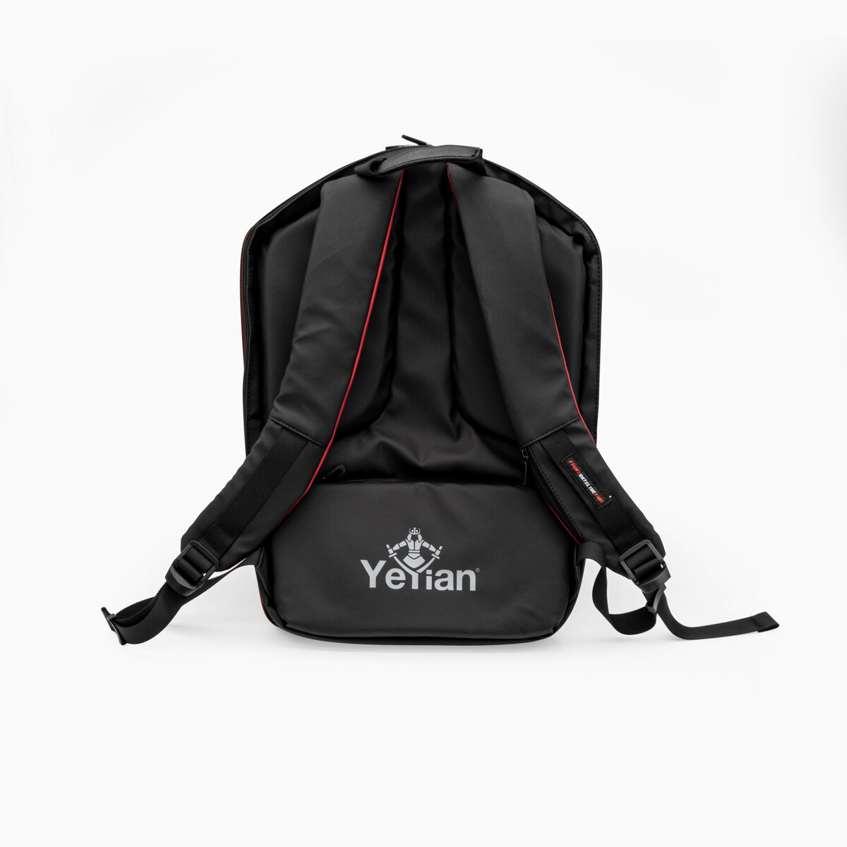 Mochila negra, vista trasera. Ribete rojo, logo blanco, dos correas para los hombros. Fondo blanco.