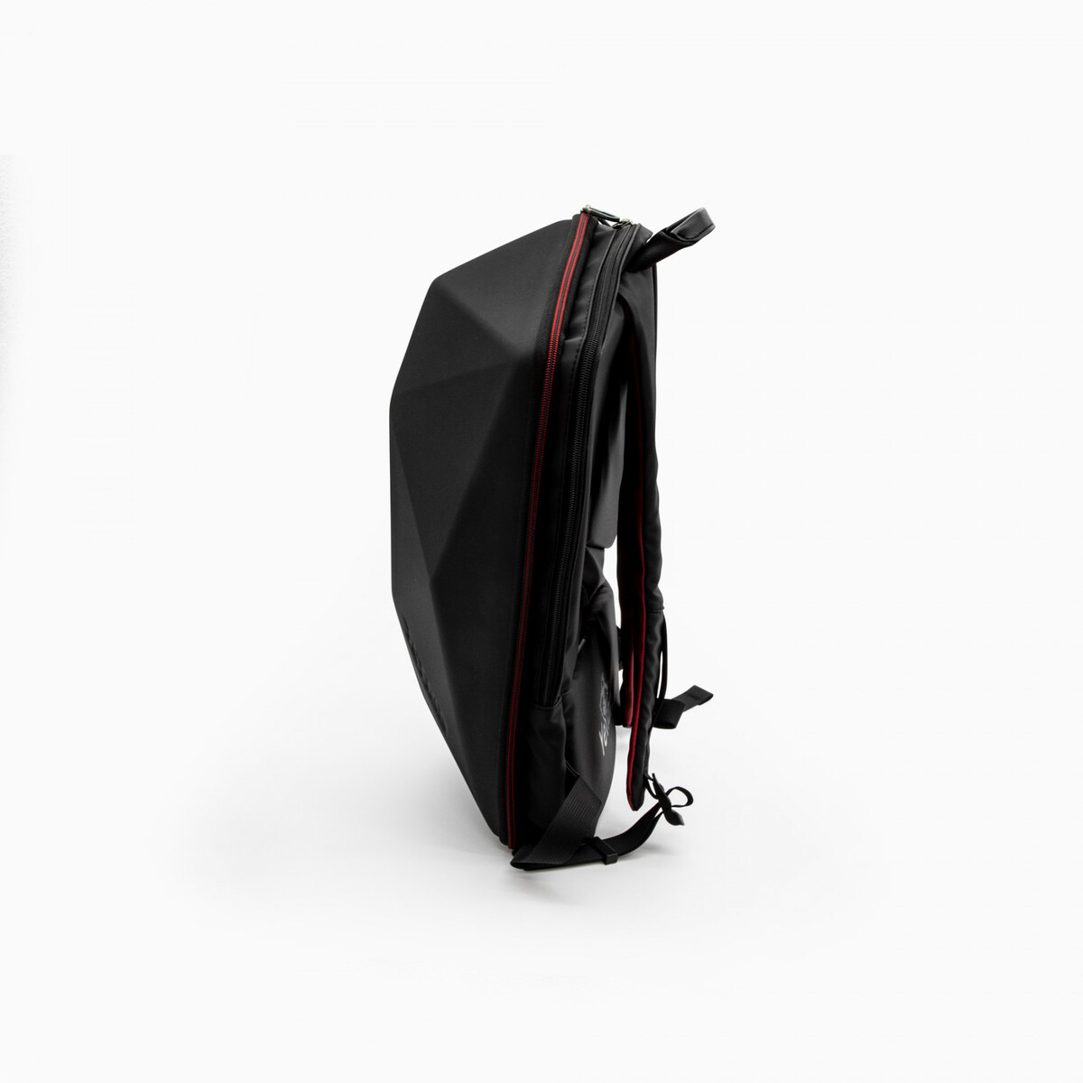 Mochila negra con detalles rojos, en ángulo y aislada sobre fondo blanco.