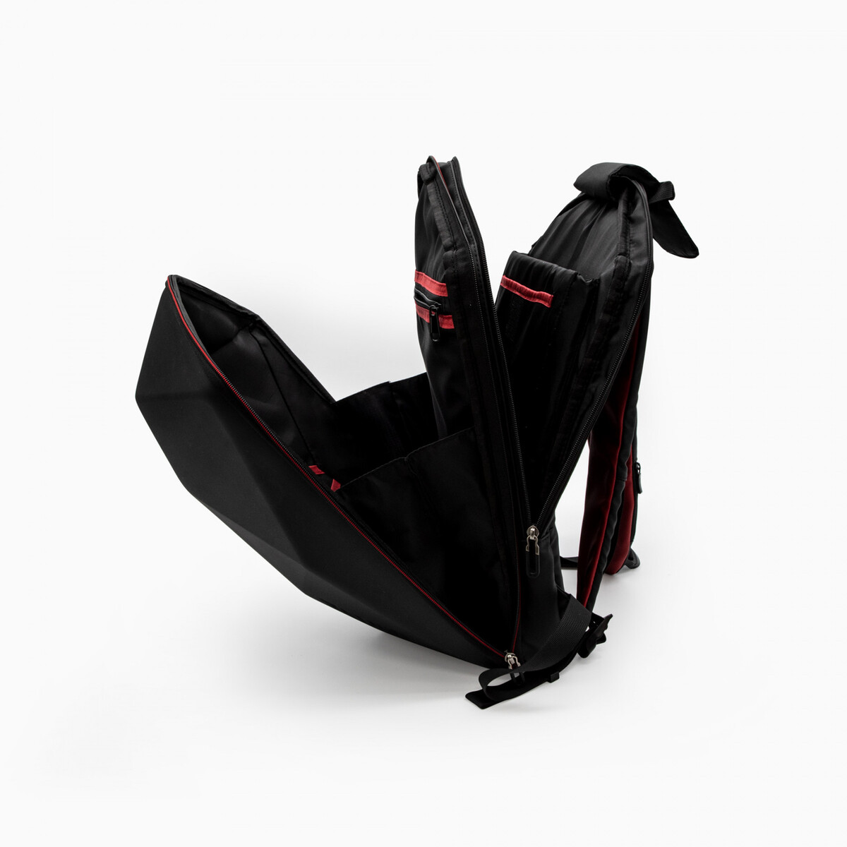 Una mochila negra con detalles rojos, abierta para revelar el interior. Fondo blanco.