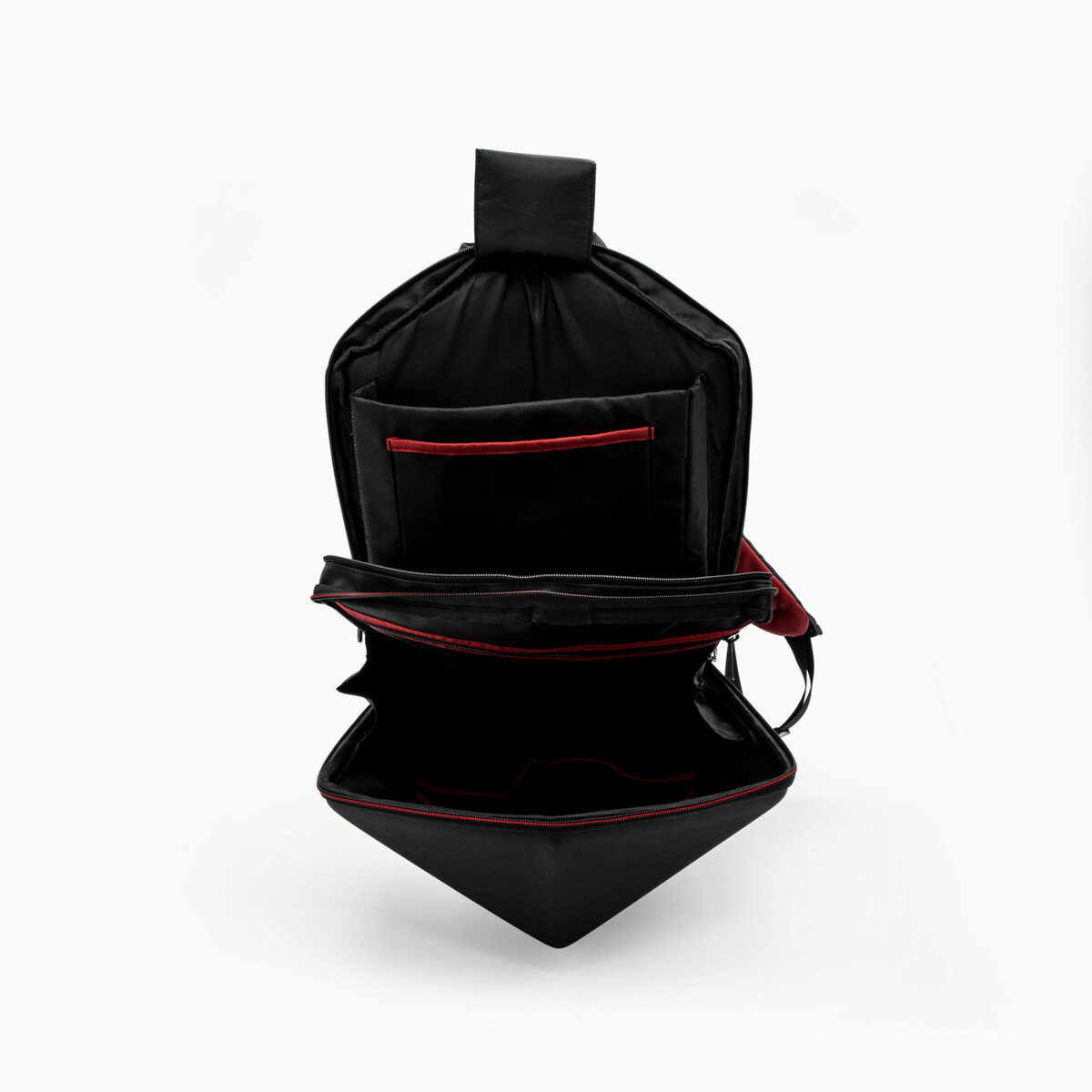 Mochila negra y roja, abierta, revelando compartimentos e interior rojo.