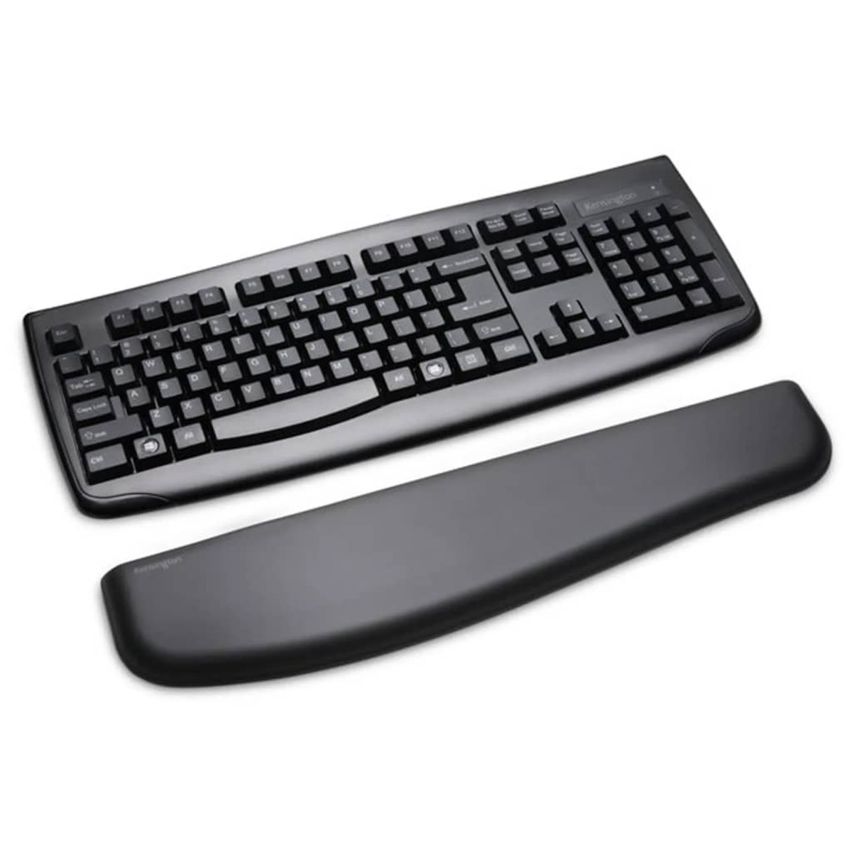 Teclado de computadora negro con reposamuñecas negro, sobre fondo blanco.
