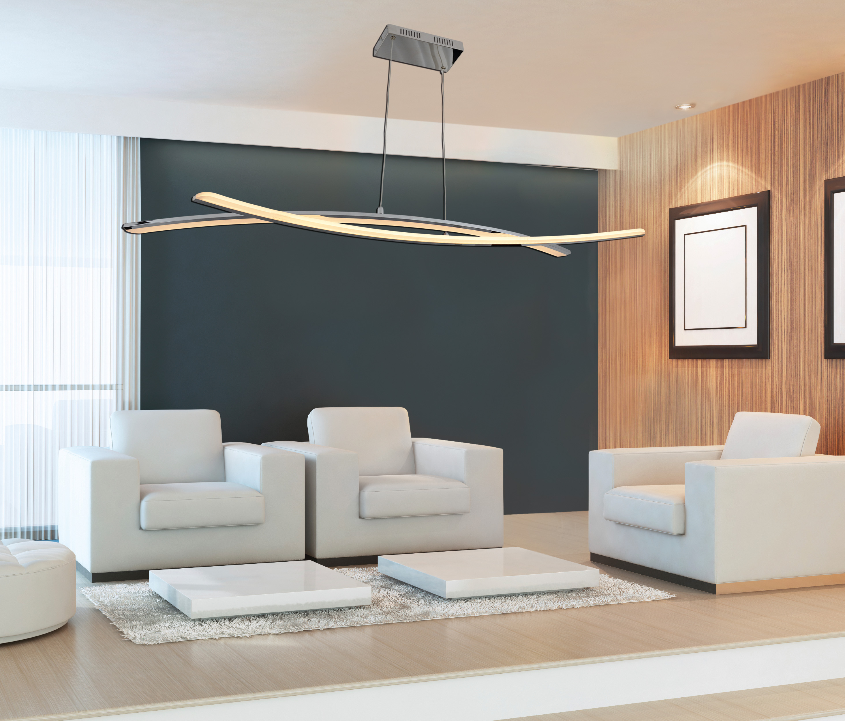 Modernes Wohnzimmer mit weißen Sofas, schwarzer Wand und stilvoller Deckenleuchte.